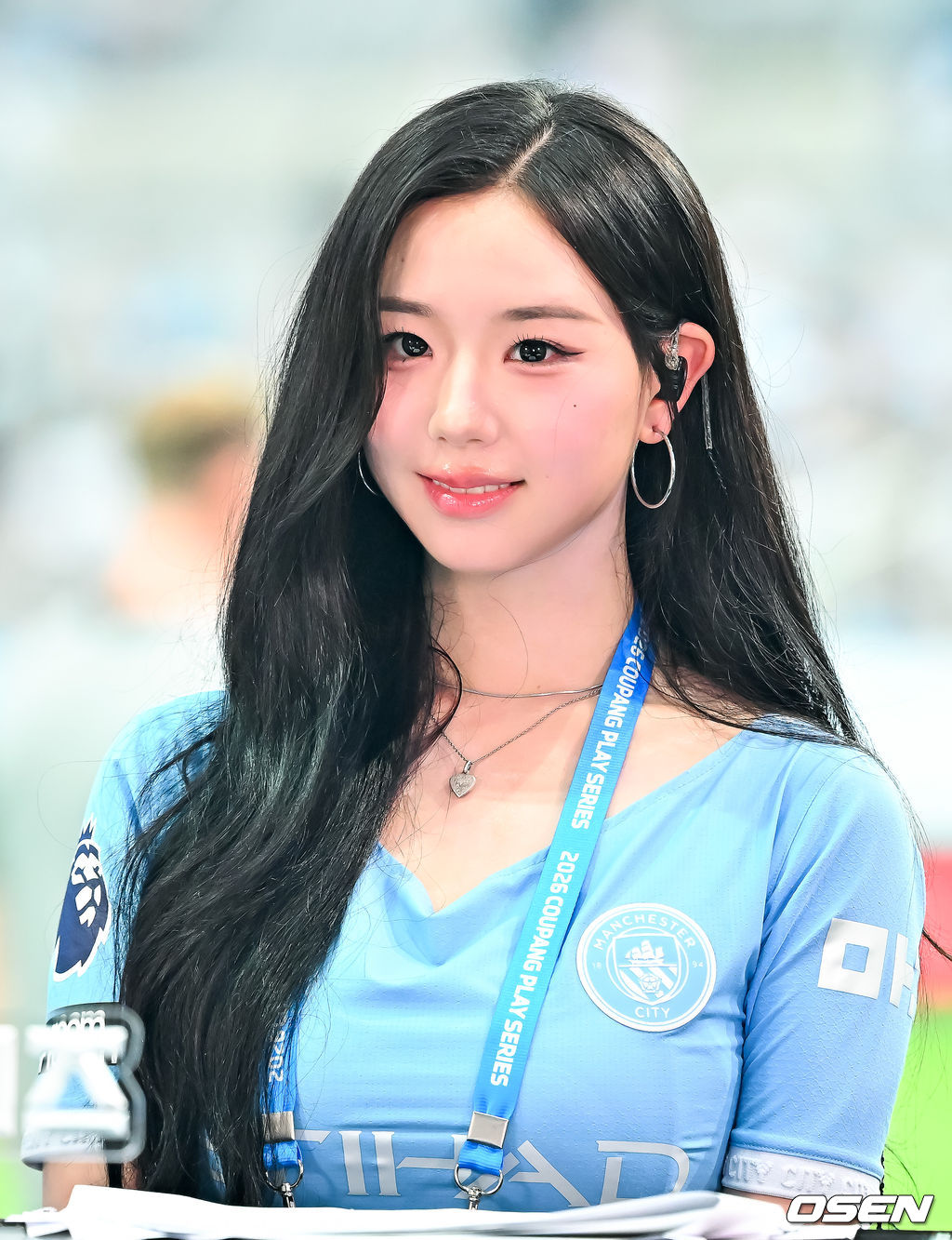 5일 오후 서울월드컵경기장에서 ‘2026 쿠팡플레이 시리즈’ 팀 K리그와 맨체스터 시티(맨시티)의 경기가 진행됐다.맨시티는 엘링 홀란과 로드리 등 일부 주축 선수가 2026 국제축구연맹(FIFA) 북중미월드컵 이후 휴식으로 한국 투어에 참가하지 않았다. 필 포든과 잔루이지 돈나룸마, 니코 곤살레스, 제레미 도쿠 등이 한국을 찾았다.트리플에스 김채연이 인터뷰를 하고 있다. 2026.08.05 / rumi@osen.co.kr