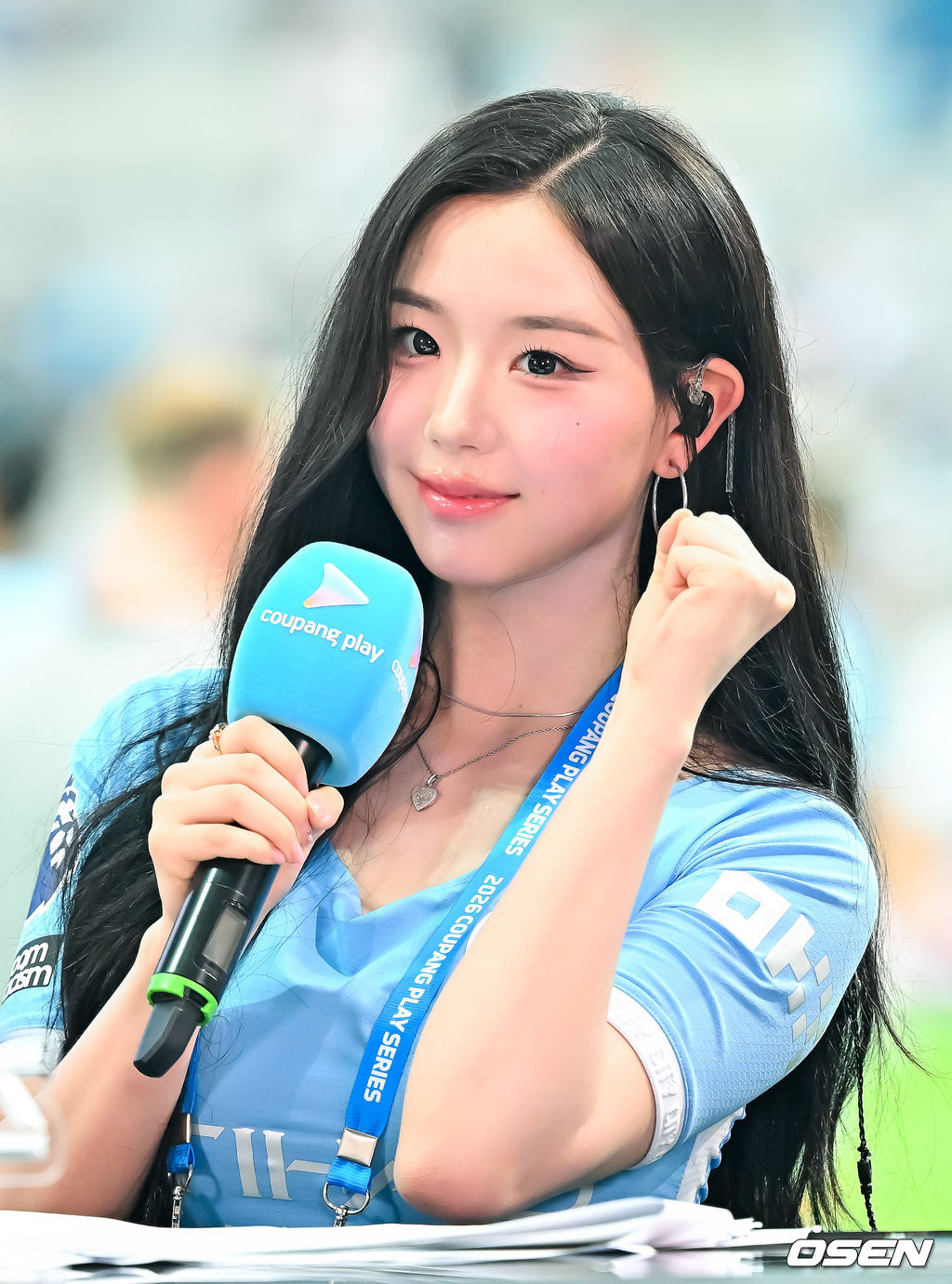 5일 오후 서울월드컵경기장에서 ‘2026 쿠팡플레이 시리즈’ 팀 K리그와 맨체스터 시티(맨시티)의 경기가 진행됐다.맨시티는 엘링 홀란과 로드리 등 일부 주축 선수가 2026 국제축구연맹(FIFA) 북중미월드컵 이후 휴식으로 한국 투어에 참가하지 않았다. 필 포든과 잔루이지 돈나룸마, 니코 곤살레스, 제레미 도쿠 등이 한국을 찾았다.트리플에스 김채연이 인터뷰를 하고 있다. 2026.08.05 / rumi@osen.co.kr