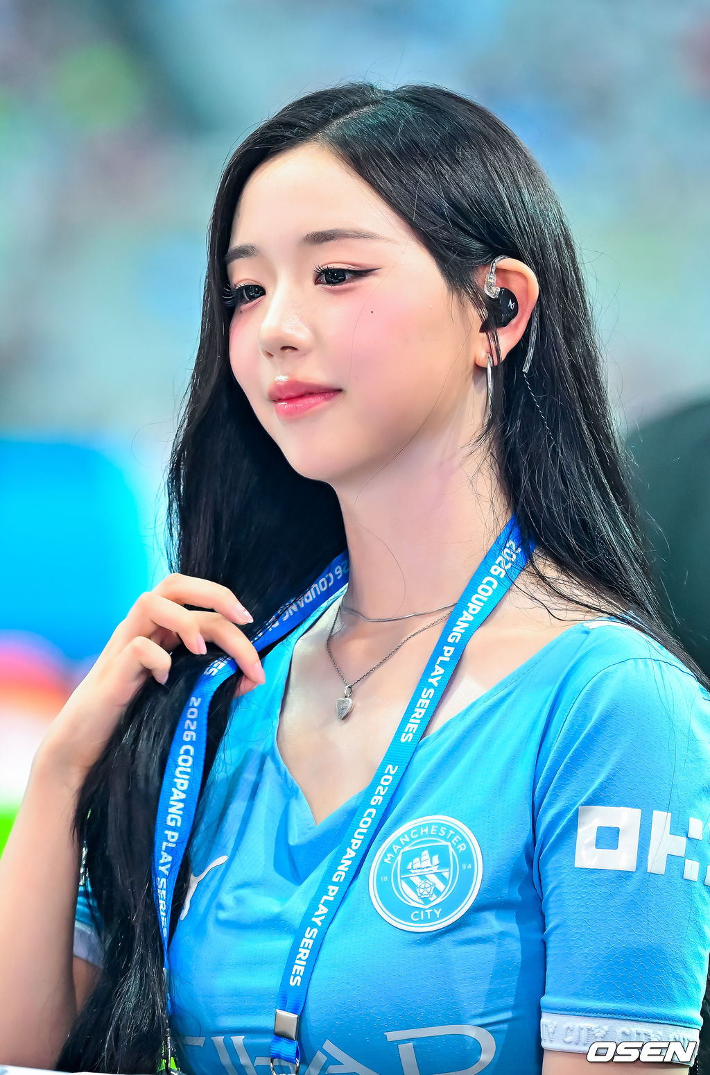 5일 오후 서울월드컵경기장에서 ‘2026 쿠팡플레이 시리즈’ 팀 K리그와 맨체스터 시티(맨시티)의 경기가 진행됐다.맨시티는 엘링 홀란과 로드리 등 일부 주축 선수가 2026 국제축구연맹(FIFA) 북중미월드컵 이후 휴식으로 한국 투어에 참가하지 않았다. 필 포든과 잔루이지 돈나룸마, 니코 곤살레스, 제레미 도쿠 등이 한국을 찾았다.트리플에스 김채연이 인터뷰를 하고 있다. 2026.08.05 / rumi@osen.co.kr