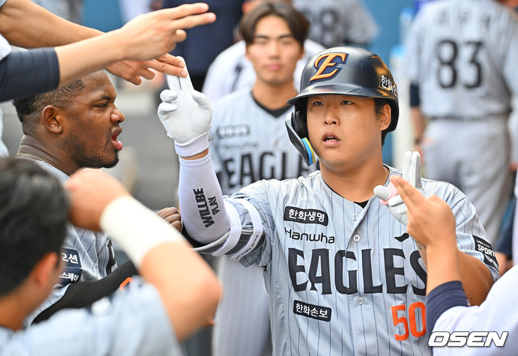 17일 창원NC파크에서 2026 신한 SOL KBO 리그 NC 다이노스와 한화 이글스의 경기가 열렸다. 홈팀 NC는 라일리가, 방문팀 한화는 류현진이 선발 출전했다. 한화 이글스 강백호가 1회초 2사 1루 우월 2점 홈런을 치고 하이파이브를 하고 있다. 2026.06.17 / foto0307@osen.co.kr