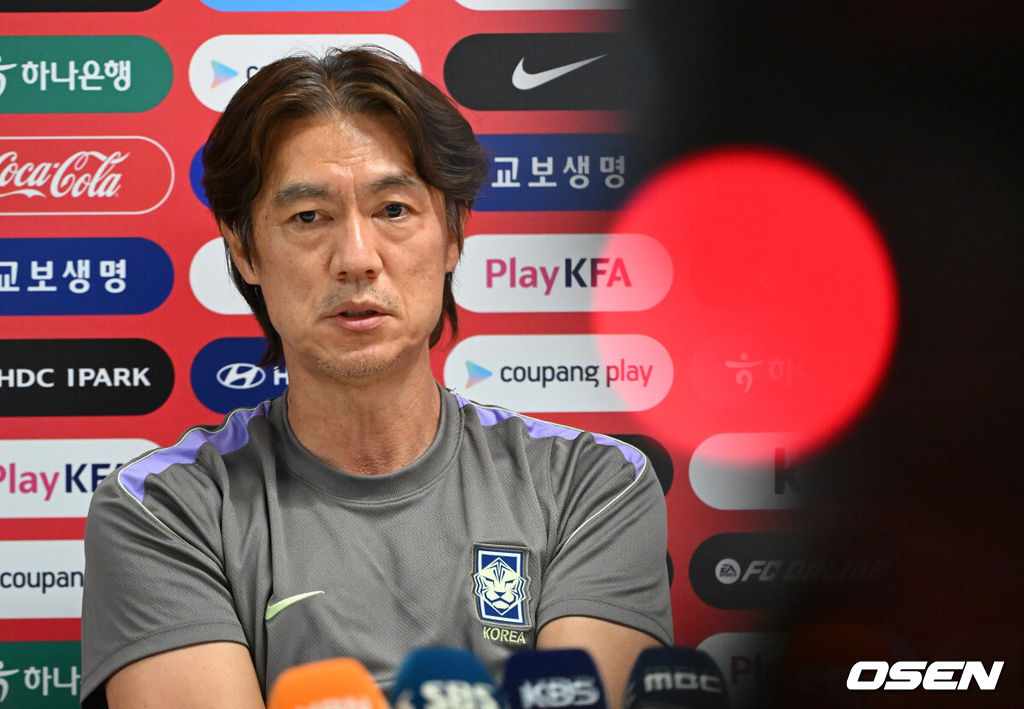 홍명보 감독이 이끄는 대한민국 축구국가대표팀이 26일(한국시각) 멕시코 과달라하라 인근 사포판의 치바스 베르데 바예에서 훈련을 진행했다.대한민국은 1승 2패(승점 3)로 조 3위에 머물렀다. 자력으로 32강에 오를 기회를 놓쳤고, 이제는 다른 조 경기 결과를 기다려야 하는 처지가 됐다.훈련에 앞서 대한민국 홍명보 감독이 인터뷰를 하고 있다. 2026.06.26 /sunday@osen.co.kr