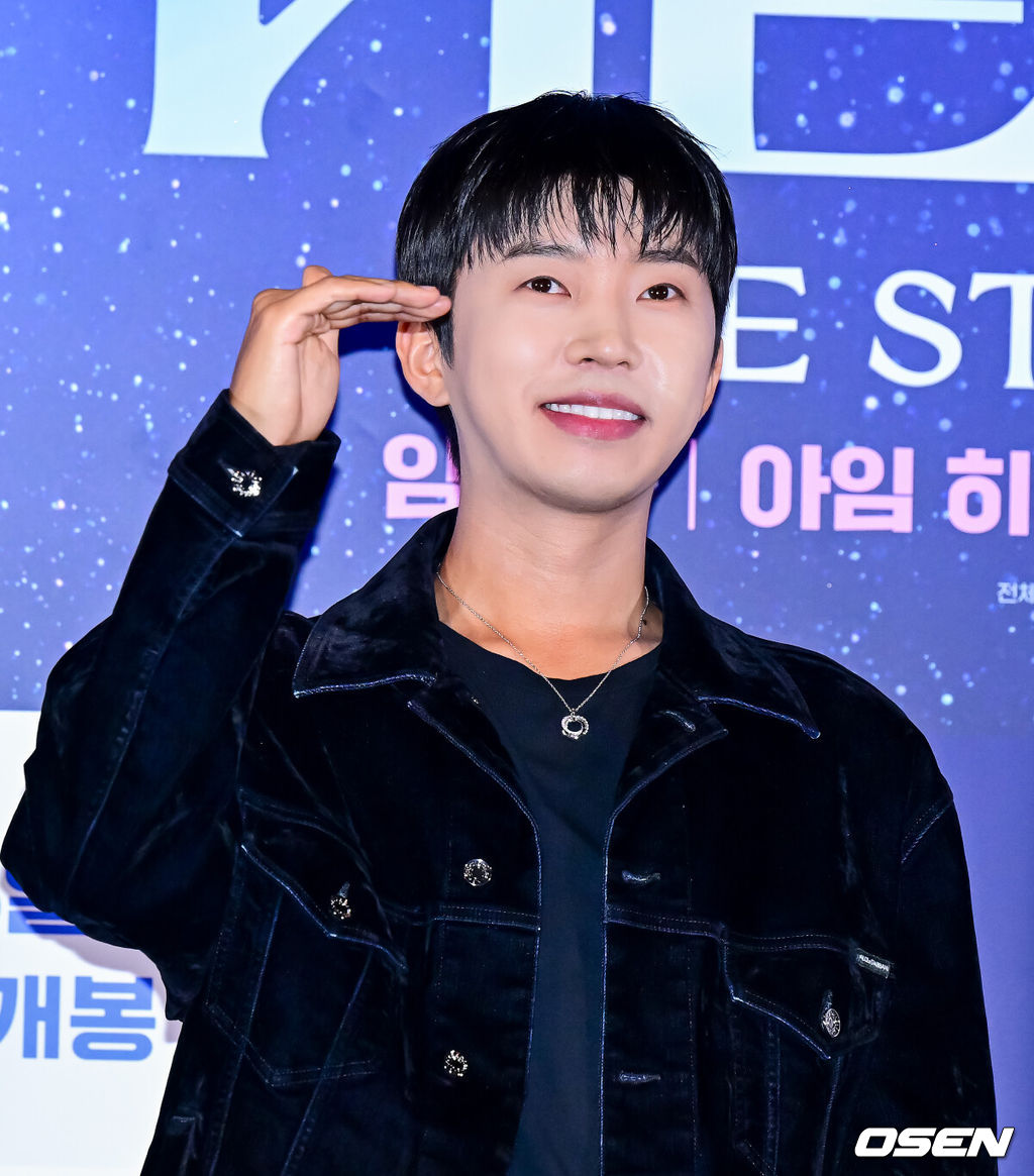 22일 오후 서울 CGV 용산 아이파크몰에서 영화 '임영웅 아임 히어로 더 스타디움' 언론시사회 및 무대인사가 열렸다.‘임영웅│아임 히어로 더 스타디움’은 지난 5월 약 10만 명의 영웅시대와 서울월드컵경기장을 하늘빛으로 가득 채운 임영웅의 첫 스타디움 입성기를 다룬 영화로, 공연 실황과 함께 비하인드가 그려진다.임영웅이 포토타임을 하고 있다. 2024.08.22 / jpnews@osen.co.kr