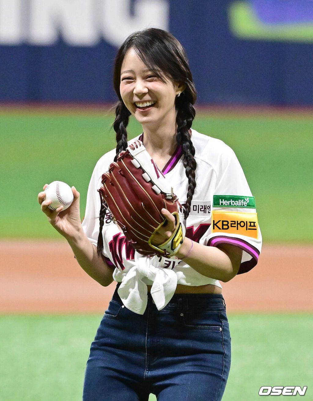 29일 오후 서울 고척스카이돔에서 2025 신한 SOL Bank KBO리그 키움 히어로즈와 삼성 라이온즈의 경기가 열렸다.키움은 웰슨, 삼성은 이승현을 선발 투수로 내세웠다.경기 시작에 앞서 카라 한승연이 시구를 하고 있다. 2025.06.29 / ksl0919@osen.co.kr