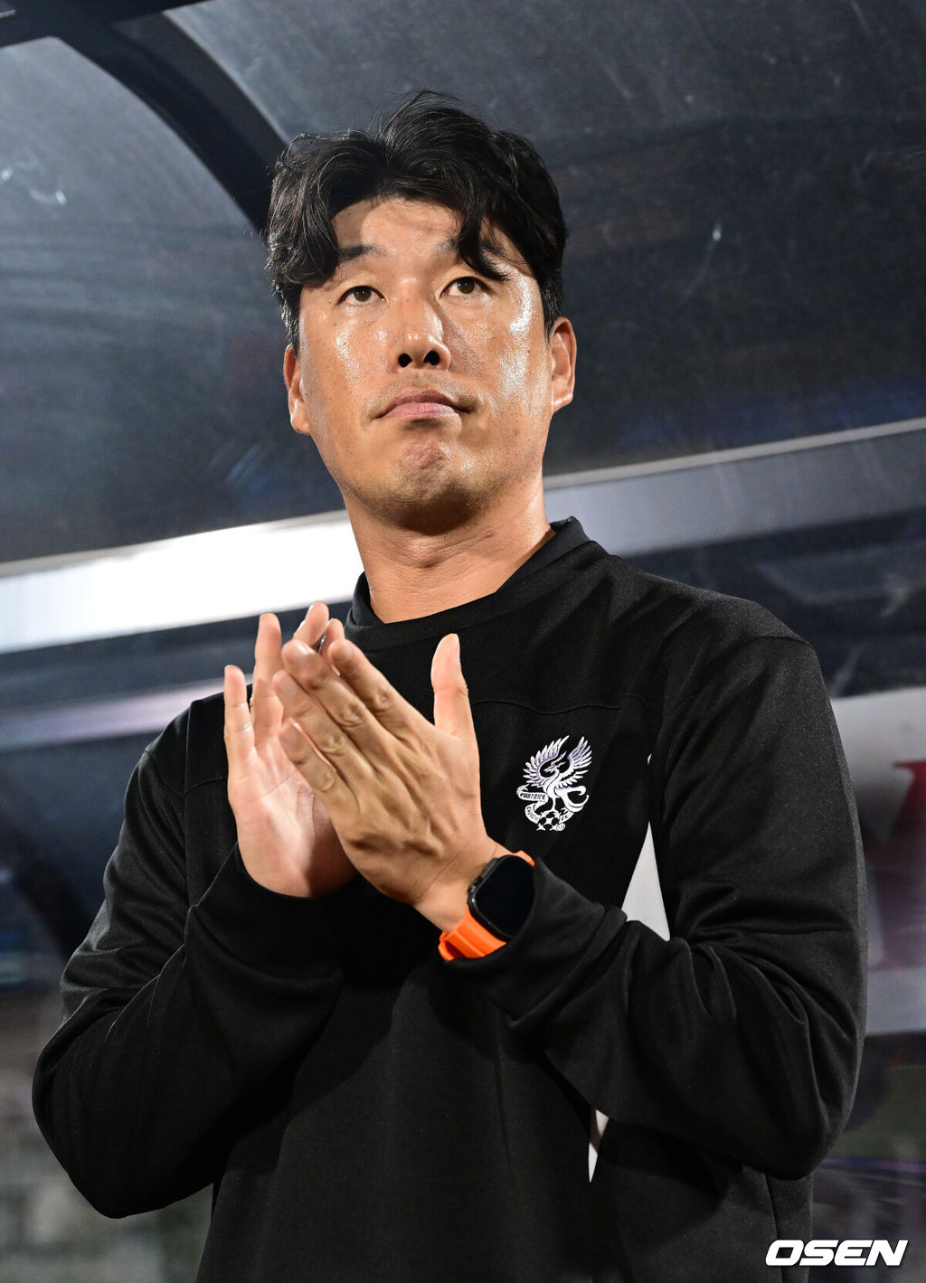 8일 오후 경기도 부천종합운동장에서 ‘하나은행 K리그1 2026’ 22라운드 부천FC1995와 광주FC의 경기가 열렸다.홈팀 부천은 승점 3점을 추가해 상승세를 이어가려 한다. 광주는 긴 무승을 끊고 최하위 탈출의 실마리를 찾아야 한다.경기를 앞두고 광주 이정규 감독이 피치를 주시하고 있다. 2026.08.08 / dreamer@osen.co.kr