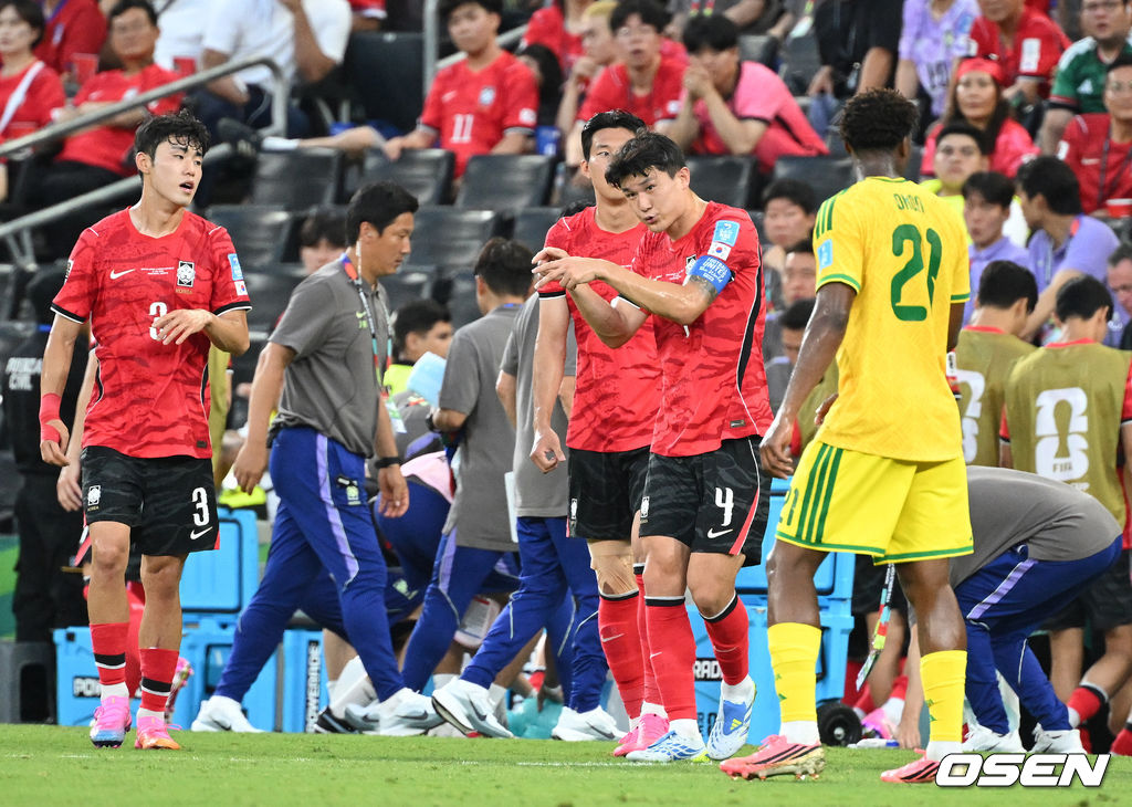25일(한국시간) 멕시코 누에보레온주 과달루페의 몬테레이 스타디움에서 2026 국제축구연맹(FIFA) 북중미 월드컵 A조 조별리그 3차전 대한민국과 남아프리카공화국의 경기가 열렸다.현재 대한민국은 1승 1패(승점 3)로 조 2위에 올라 있다. 무승부만 거둬도 자력으로 32강 진출이 가능하다. 하지만 대표팀은 경우의 수보다 승리를 목표로 마지막 경기에 나선다.김민재가 하이드레이션 타임에 후배들을 맞이 하고 있다.2026.06.25 /sunday@osen.co.kr