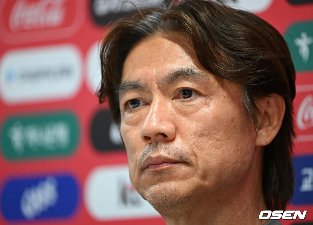 홍명보 감독이 이끄는 대한민국 축구국가대표팀이 26일(한국시각) 멕시코 과달라하라 인근 사포판의 치바스 베르데 바예에서 훈련을 진행했다.대한민국은 1승 2패(승점 3)로 조 3위에 머물렀다. 자력으로 32강에 오를 기회를 놓쳤고, 이제는 다른 조 경기 결과를 기다려야 하는 처지가 됐다.훈련에 앞서 대한민국 홍명보 감독이 인터뷰를 하고 있다. 2026.06.26 /sunday@osen.co.kr