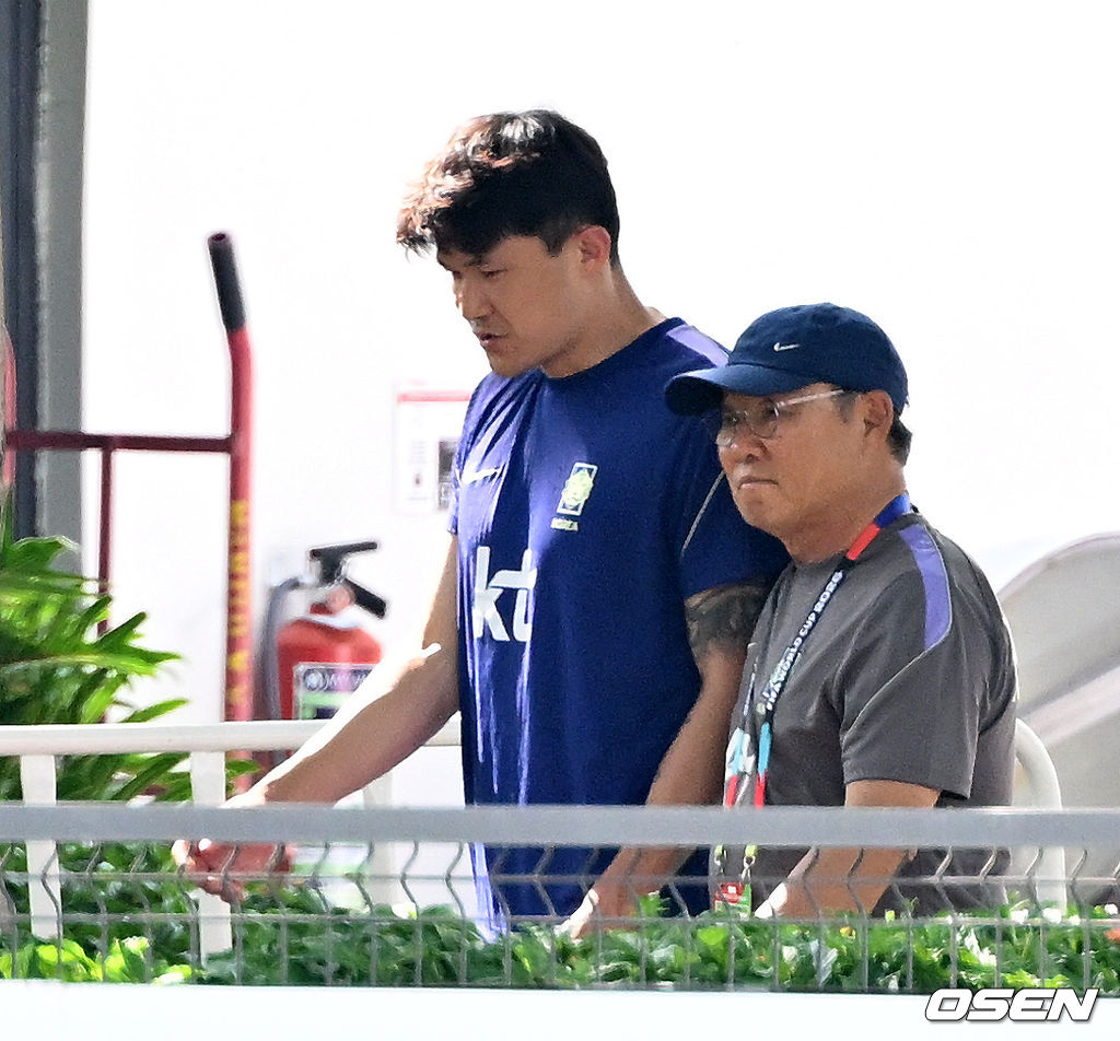 홍명보 감독이 이끄는 대한민국 축구국가대표팀이 26일(한국시각) 멕시코 과달라하라 인근 사포판의 치바스 베르데 바예에서 훈련을 진행했다.대한민국은 1승 2패(승점 3)로 조 3위에 머물렀다. 자력으로 32강에 오를 기회를 놓쳤고, 이제는 다른 조 경기 결과를 기다려야 하는 처지가 됐다.대한민국 박항서 지원단장이 김민재와 걷고 있다. 2026.06.26 /sunday@osen.co.kr