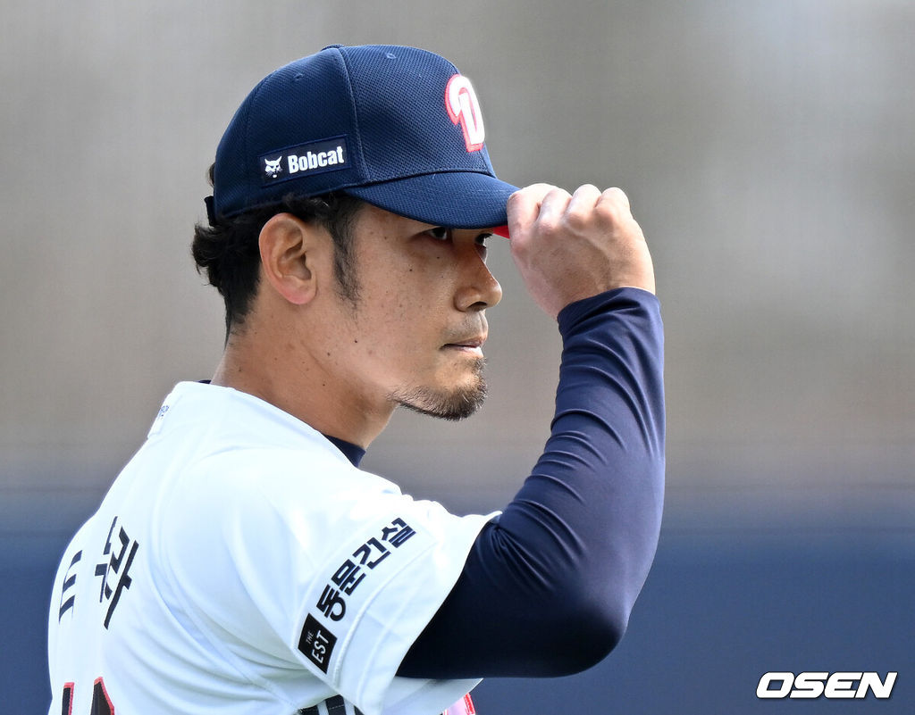 삼성이 '2차드래프트 이적생' 전병우의 역전타를 앞세워 두산에 짜릿한 한 점차 승리를 거뒀다.삼성 라이온즈는 14일 이천베어스파크에서 열린 2026 KBO 시범경기 두산 베어스와의 원정경기에서 5-4로 승리했다. 전날 대전 한화 이글스전 패배의 아쉬움을 씻은 삼성은 시범경기 2승 1패를 기록했다. 두산도 시범경기 2연승 뒤 첫 패를 당하며 2승 1패가 됐다.6회초 수비를 마친 두산 타무라가 더그아웃을 가며 관중석을 향해 인사를 하고 있다. 2026.03.14 /sunday@osen.co.kr