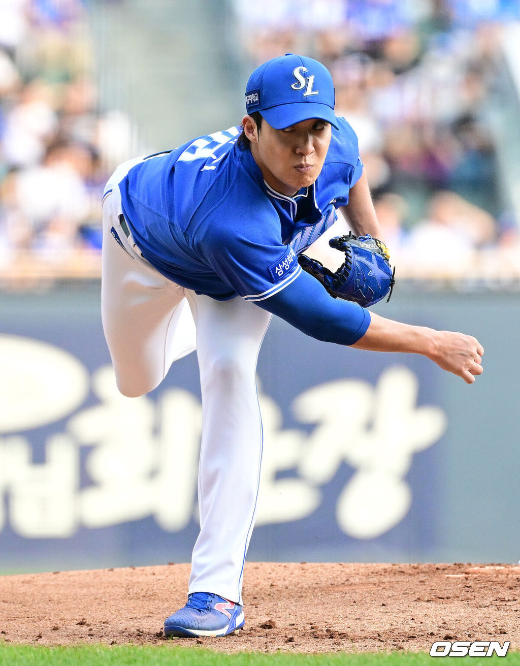 25일 서울 잠실야구장에서 2026 신한 SOL KBO리그 두산 베어스와 삼성 라이온즈의 경기가 열렸다.이날 두산은 잭 로그, 삼성은 원태인을 선발로 내세웠다.1회말 삼성 원태인이 역투하고 있다. 2026.07.25 / jpnews@osen.co.kr