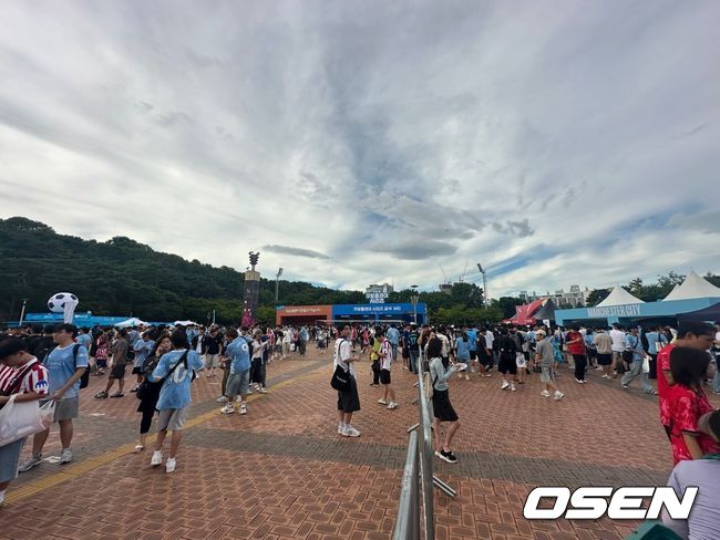 [사진] 경기 시작 두 시간 전에 모인 수많은 팬들 / 서정환 기자