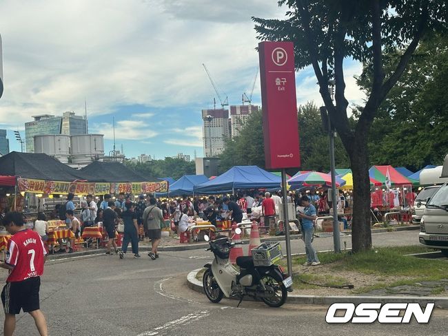 [사진] 이강인 유니폼을 입고 온 팬들 / 서정환 기자