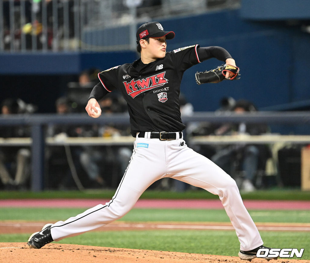 18일 오후 서울 고척스카이돔에서 두산 베어스와 KT 위즈의 2021시즌 KBO리그 한국시리즈 4차전이 열렸다.1회말 무사에서 KT 선발투수 배제성이 역투하고 있다. 2021.11.18 /sunday@osen.co.kr