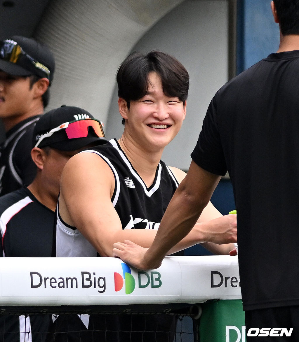 17일 서울 잠실야구장에서 2026 신한 SOL KBO리그 LG 트윈스와 KT 위즈의 경기가 열렸다.이날 LG는 라클란 웰스, KT는 소형준을 선발로 내세웠다.경기에 앞서 LG 배제성이 미소짓고 있다. 2026.07.17 /sunday@osen.co.kr
