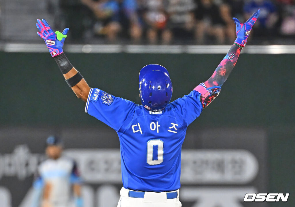 31일 부산 사직야구장에서 2026 신한 SOL KBO 리그 롯데 자이언츠와 삼성 라이온즈의 경기가 열렸다. 홈팀 롯데는 김진욱이, 방문팀 삼성은 원태인이 선발 출전했다.삼성 라이온즈 디아즈가 6회초 1사 1,3루 우중간 1타점 2루타를 치고 세리머니를 하고 있다. 2026.07.31 / foto0307@osen.co.kr