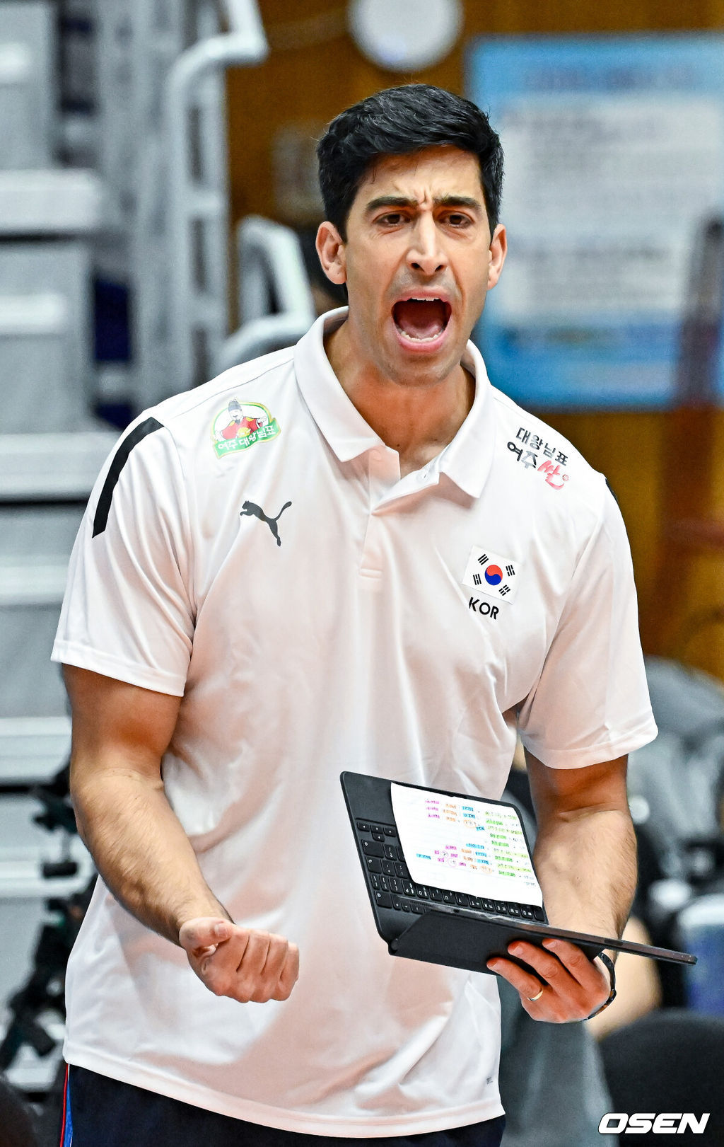 25일 충북 제천실내체육관에서 ‘대한민국 배구국가대표팀 평가전 2026 제천’ 한국과 브라질의 2차전 경기가 진행됐다.이사나예 라미레스 감독이 이끄는 남자대표팀은 지난 22일 브라질과 1차 평가전에서 세트 점수 3-1(22-25 25-21 25-23 25-20)로 이겼다.2세트 한국 이사나예 라미레스 감독이 작전 지시를 하고 있다. 2026.07.25 / soul1014@osen.co.kr