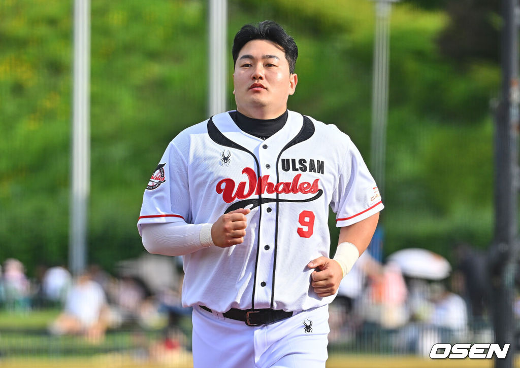 27일 울산 문수야구장에서 2026 메디힐 KBO 퓨처스리그 울산 웨일즈와 롯데 자이언츠의 경기가 열렸다. 울산은 나가가 선발로, 롯데는 박세진이 선발출전했다.울산 웨일즈 최지만이 몸을 풀고 있다. 2026.06.27 / foto0307@osen.co.kr