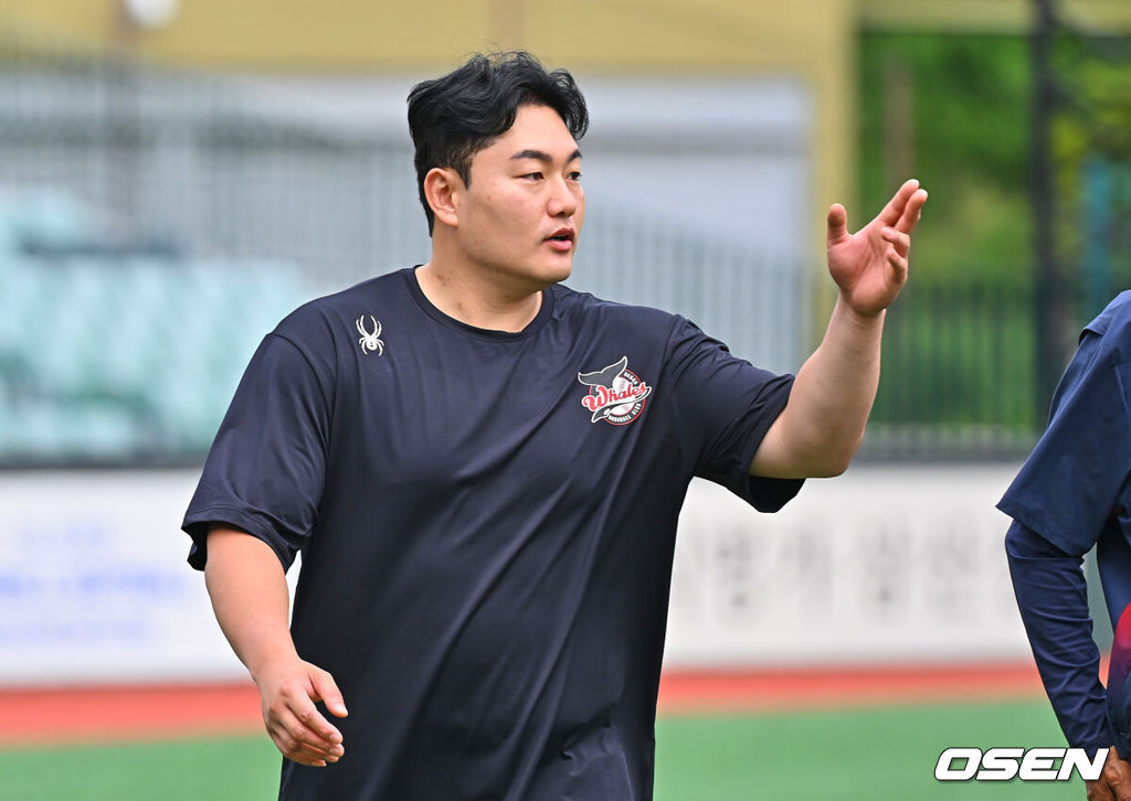 27일 울산 문수야구장에서 2026 메디힐 KBO 퓨처스리그 울산 웨일즈와 롯데 자이언츠의 경기가 열린다. 울산 웨일즈 최지만이 첫 출전을 앞두고 있다.울산 웨일즈 최지만이 롯데 자이언츠 코치들과 인사를 하고 있다. 2026.06.27 / foto0307@osen.co.kr