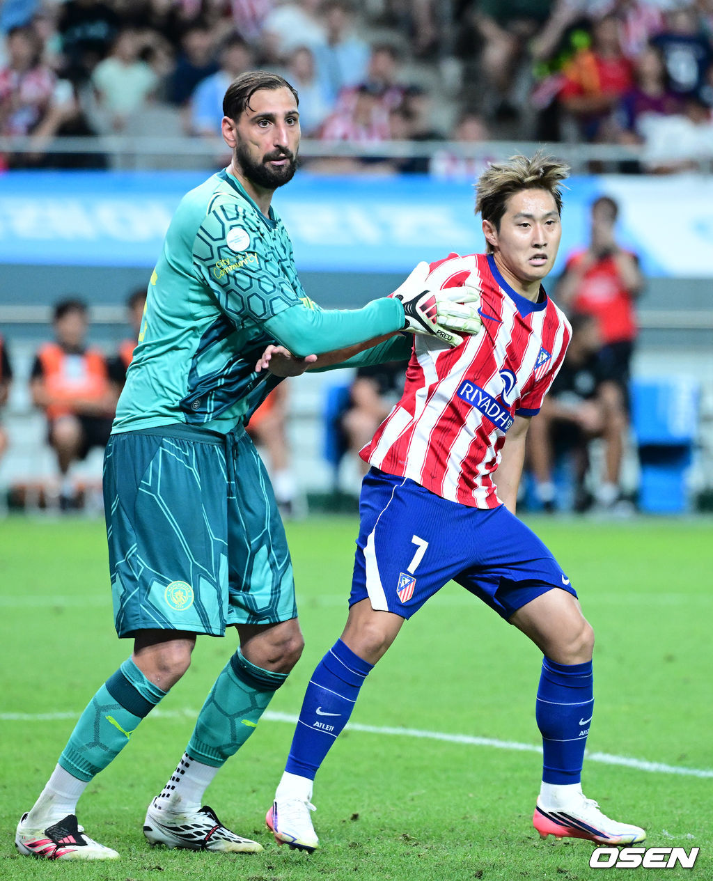 옛 동료지만 그라운드에선 적 / 사진=최규한 기자