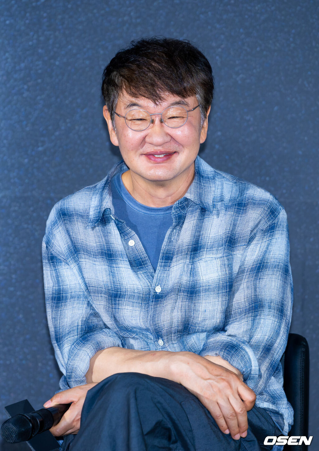 영화 '암살자(들)' 제작보고회가 10일 서울 용산구 CGV용산아이파크몰에서 열렸다.유해진, 박해일, 이민호 주연, 허진호 감독의 영화 ‘암살자(들)’은 1974년 8월 15일, 대한민국을 충격에 빠뜨린 영부인 저격 사건의 의혹과 배후를 추적하는 이야기다. 허진호 감독이 기자간담회에서 미소 짓고 있다. 2026.08.10 /rumi@osen.co.kr