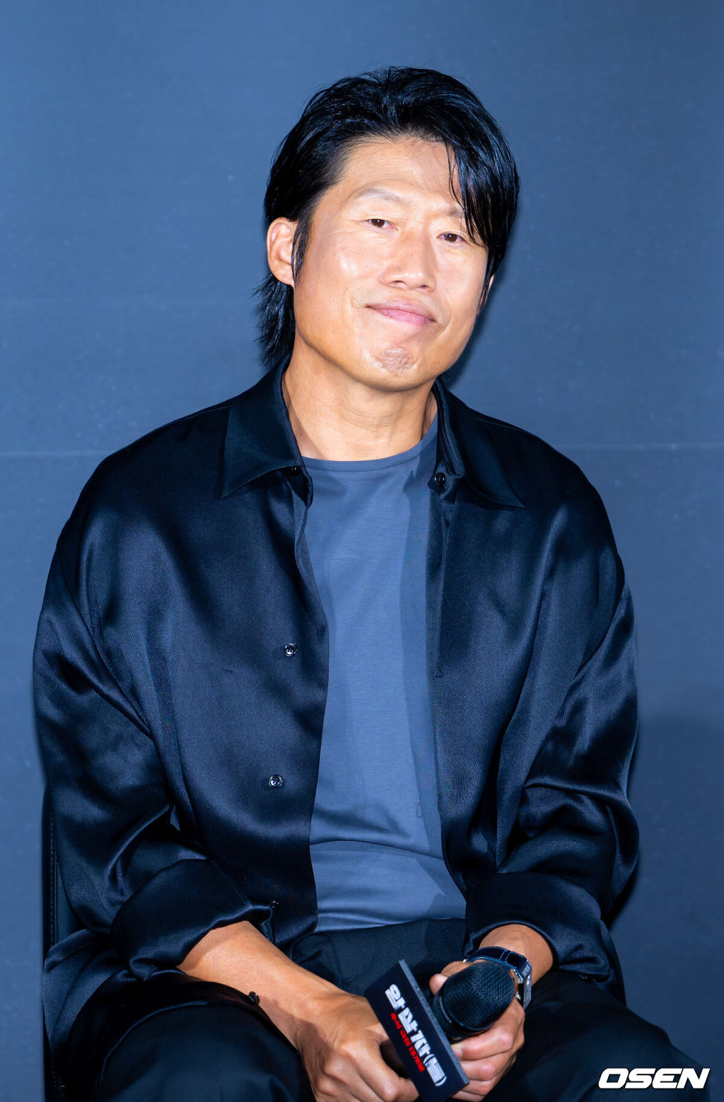 영화 '암살자(들)' 제작보고회가 10일 서울 용산구 CGV용산아이파크몰에서 열렸다.유해진, 박해일, 이민호 주연, 허진호 감독의 영화 ‘암살자(들)’은 1974년 8월 15일, 대한민국을 충격에 빠뜨린 영부인 저격 사건의 의혹과 배후를 추적하는 이야기다. 배우 유해진이 기자간담회에서 생각에 잠겨있다. 2026.08.10 /rumi@osen.co.kr