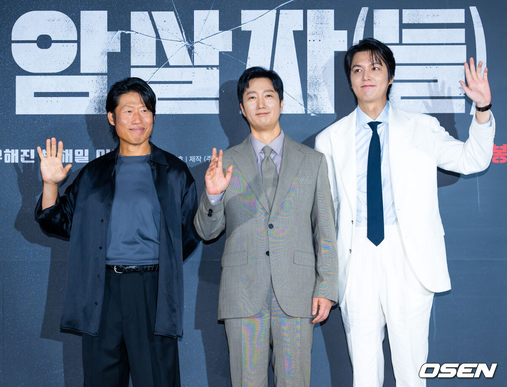 영화 '암살자(들)' 제작보고회가 10일 서울 용산구 CGV용산아이파크몰에서 열렸다.유해진, 박해일, 이민호 주연, 허진호 감독의 영화 ‘암살자(들)’은 1974년 8월 15일, 대한민국을 충격에 빠뜨린 영부인 저격 사건의 의혹과 배후를 추적하는 이야기다. 배우 유해진, 박해일, 이민호가 포즈를 취하고 있다. 2026.08.10 /rumi@osen.co.kr