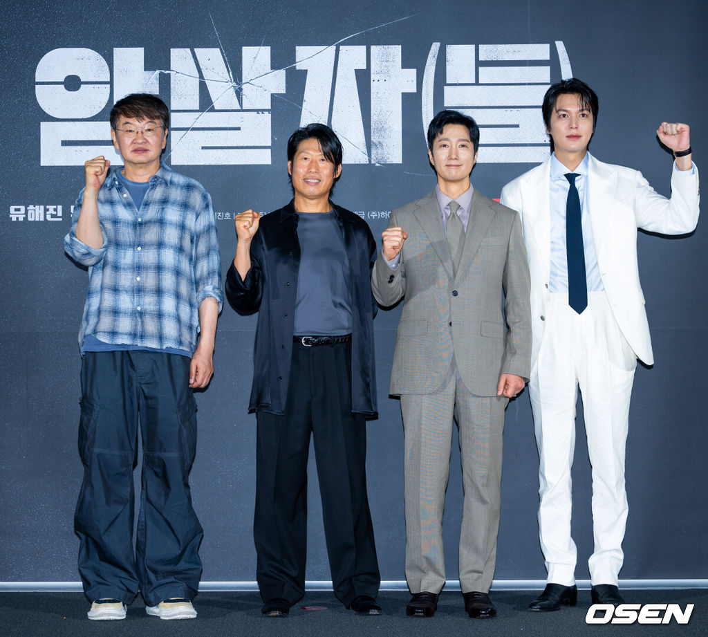 영화 '암살자(들)' 제작보고회가 10일 서울 용산구 CGV용산아이파크몰에서 열렸다.유해진, 박해일, 이민호 주연, 허진호 감독의 영화 ‘암살자(들)’은 1974년 8월 15일, 대한민국을 충격에 빠뜨린 영부인 저격 사건의 의혹과 배후를 추적하는 이야기다. 허진호 감독과 배우 유해진, 박해일, 이민호가 포즈를 취하고 있다. 2026.08.10 /rumi@osen.co.kr