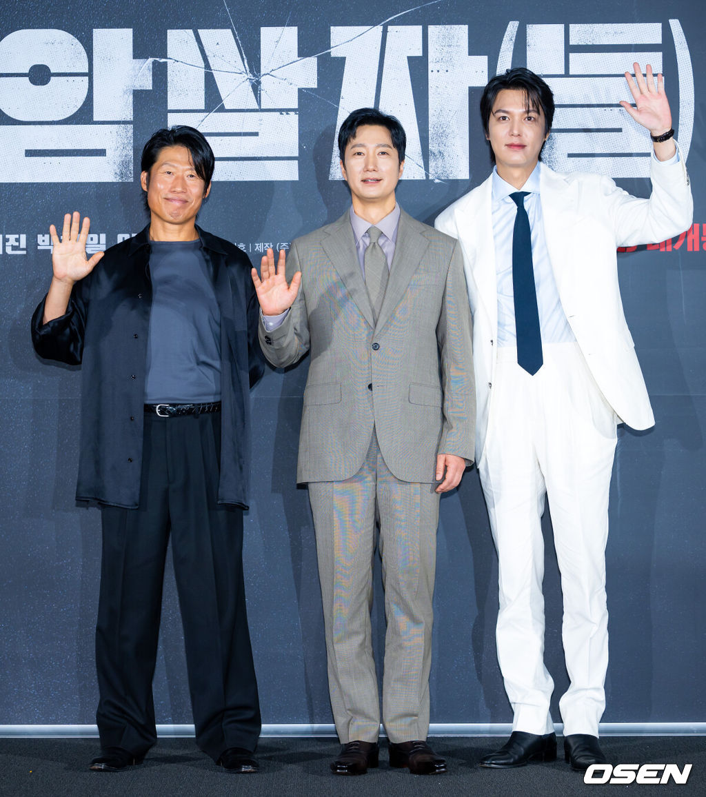 영화 '암살자(들)' 제작보고회가 10일 서울 용산구 CGV용산아이파크몰에서 열렸다.유해진, 박해일, 이민호 주연, 허진호 감독의 영화 ‘암살자(들)’은 1974년 8월 15일, 대한민국을 충격에 빠뜨린 영부인 저격 사건의 의혹과 배후를 추적하는 이야기다. 배우 유해진, 박해일, 이민호가 포즈를 취하고 있다. 2026.08.10 /rumi@osen.co.kr
