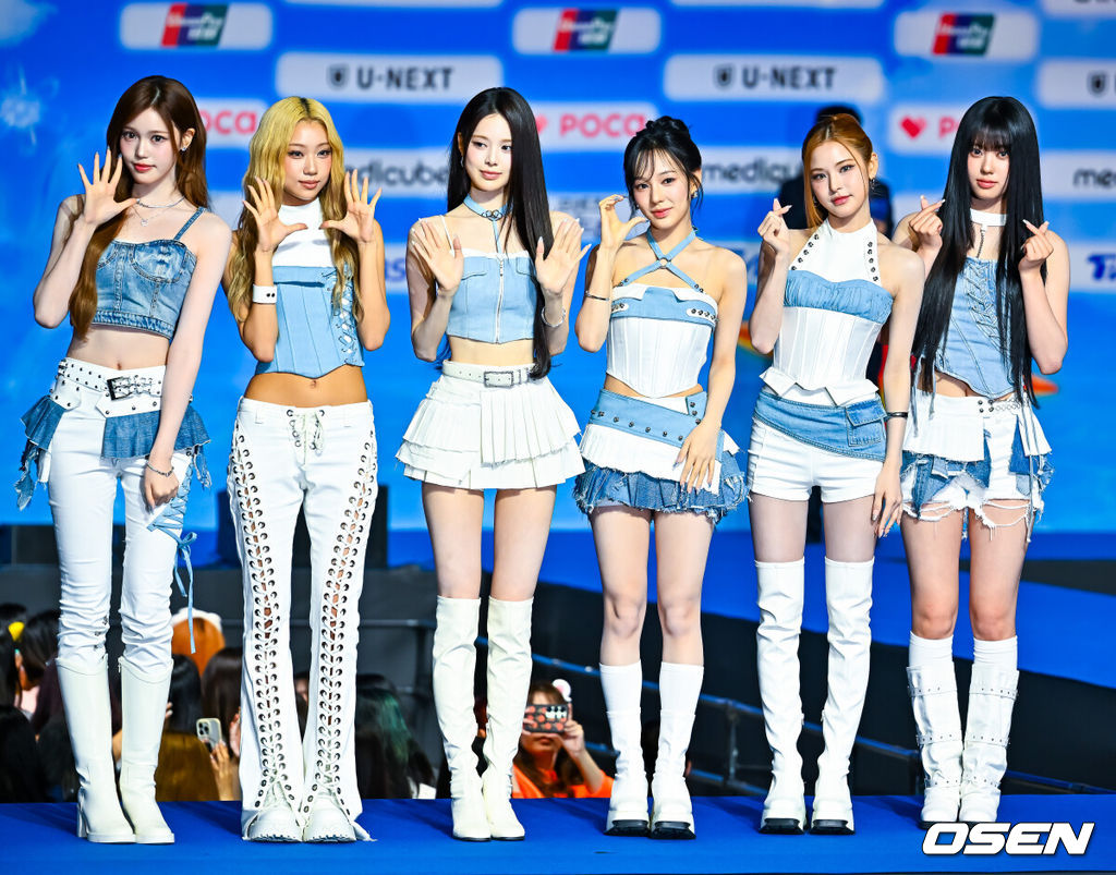 2026 SBS 가요대전 Summer 블루카펫 행사가 9일 오후 경기 고양시 일산 킨텍스 제2전시장에서 열렸다.한편, 이번 ‘가요대전 Summer’은 라이즈 성찬, 엔시티 위시 시온, 하츠투하츠 이안이 MC로 나선다.이즈나가 무대 위에서 포즈를 취하고 있다. 2026.08.09 /rumi@osen.co.kr