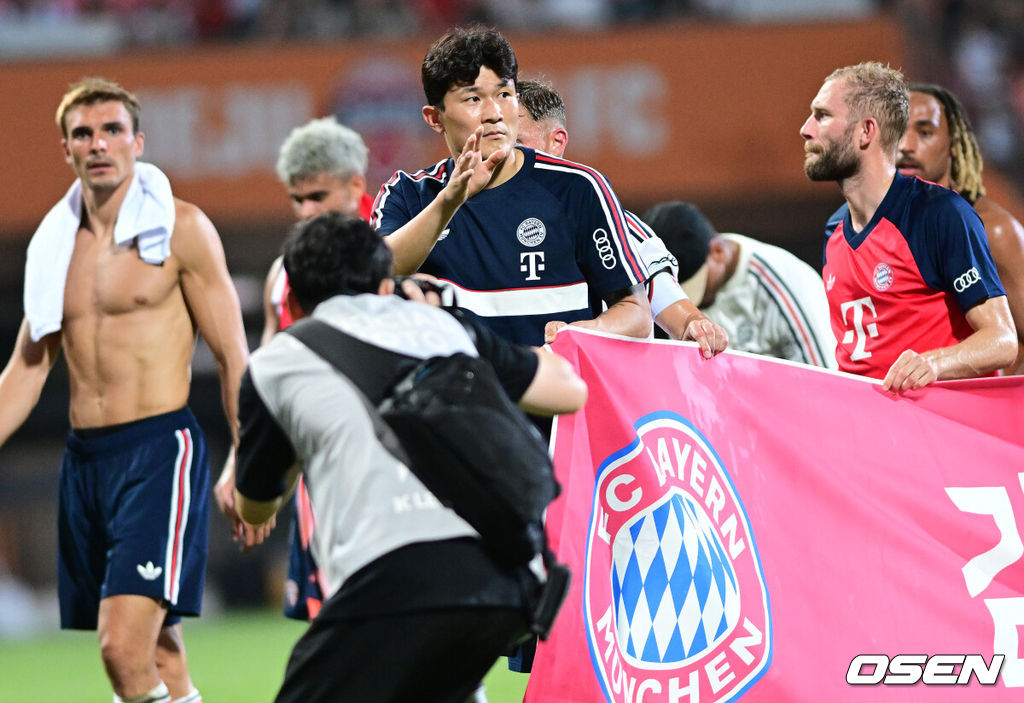 4일 오후 제주월드컵경기장에서 '아우디 풋볼 써밋 2026' 제주SK FC와 FC 바이에른 뮌헨의 친선 경기가 열렸다.뱅상 콤파니 감독이 이끄는 바이에른 뮌헨은 이번 아시아 투어 명단에 대한민국 국가대표 수비수 김민재를 비롯해 주장 마누엘 노이어, 요주아 키미히, 요나탄 타, 요시프 스타니시치, 루이스 디아스, 주앙 팔리냐, 콘라트 라이머 등 26명을 포함시켰다. 세르지우 코스타 감독이 이끄는 제주는 K리그1 최근 5경기 무패를 이어가며 독일 분데스리가 챔피언을 상대로 어떤 경기력을 보여줄지 관심을 모은다.경기를 마치고 뮌헨 김민재를 비롯한 선수들이 팬들에게 인사를 전하고 있다. 2026.08.04 / dreamer@osen.co.kr