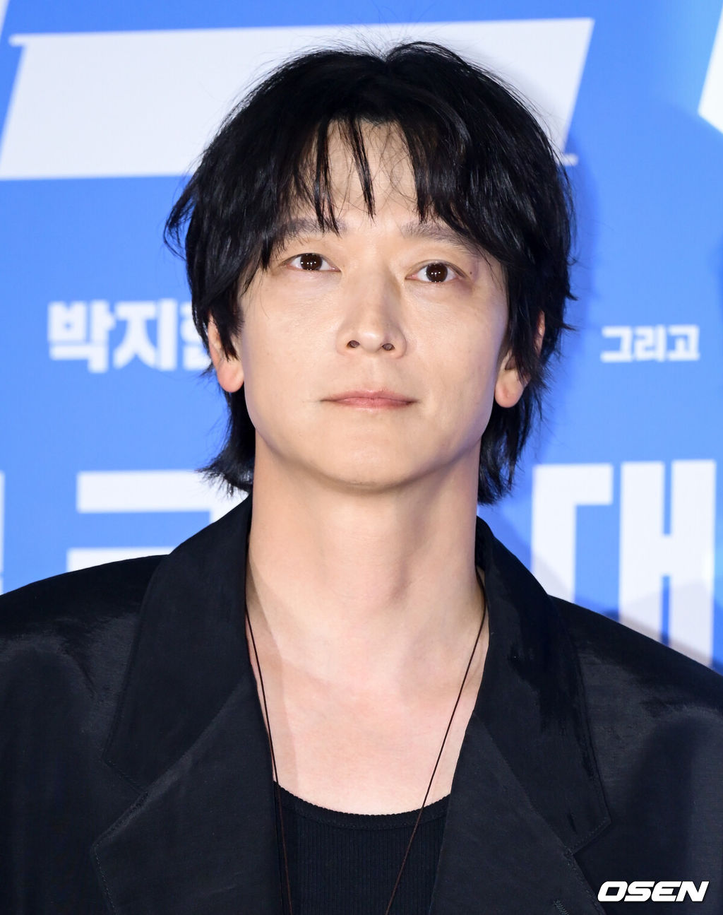 영화 ‘와일드 씽'(감독 손재곤) 언론배급시사 및 기자간담회가 18일 서울 송파구 롯데시네마 월드타워에서 열렸다.‘와일드 씽’은 한때 가요계를 휩쓸었지만 예기치 못한 사건에 휘말려 하루아침에 해체된 3인조 혼성 댄스 그룹 트라이앵글이 20년 만에 찾아온 재기의 기회를 잡기 위해 무모한 도전을 벌이는 코미디 영화다. 배우 강동원이 포즈를 취하고 있다. 2026.05.18 /cej@osen.co.kr