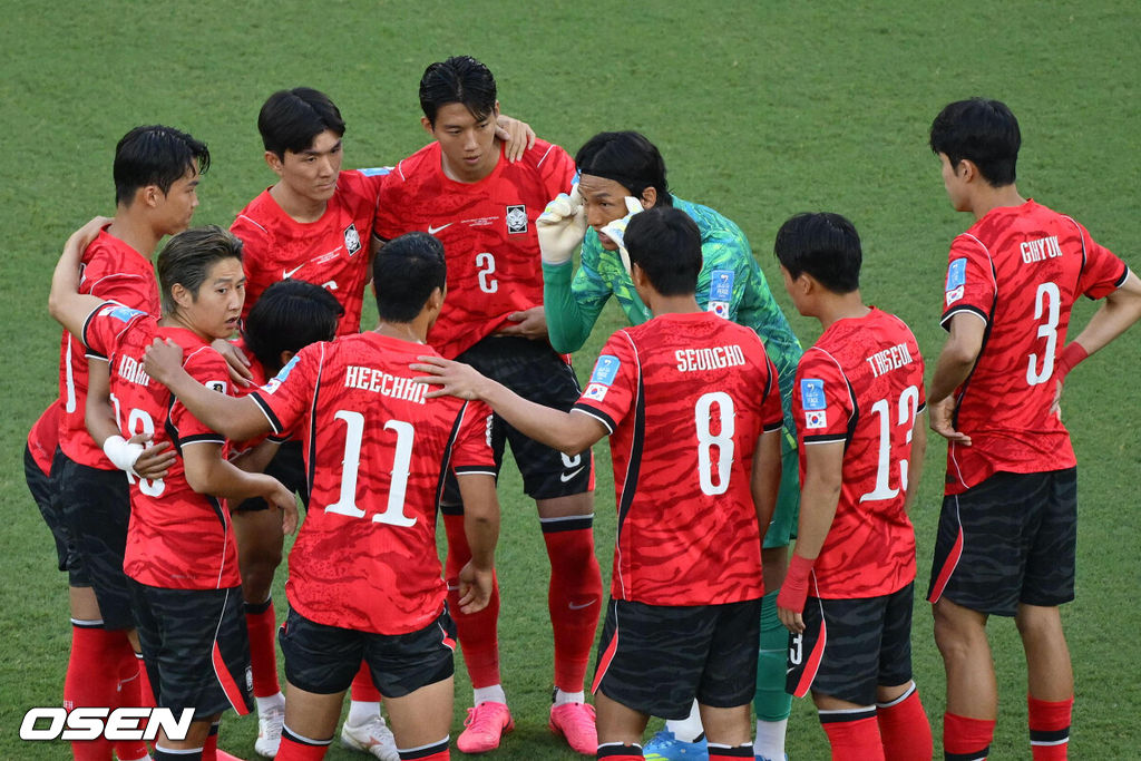 25일(한국시간) 멕시코 누에보레온주 과달루페의 몬테레이 스타디움에서 2026 국제축구연맹(FIFA) 북중미 월드컵 A조 조별리그 3차전 대한민국과 남아프리카공화국의 경기가 열렸다.현재 대한민국은 1승 1패(승점 3)로 조 2위에 올라 있다. 무승부만 거둬도 자력으로 32강 진출이 가능하다. 하지만 대표팀은 경우의 수보다 승리를 목표로 마지막 경기에 나선다.태극전사들이 미팅을 하고 있다.2026.06.25 /sunday@osen.co.kr