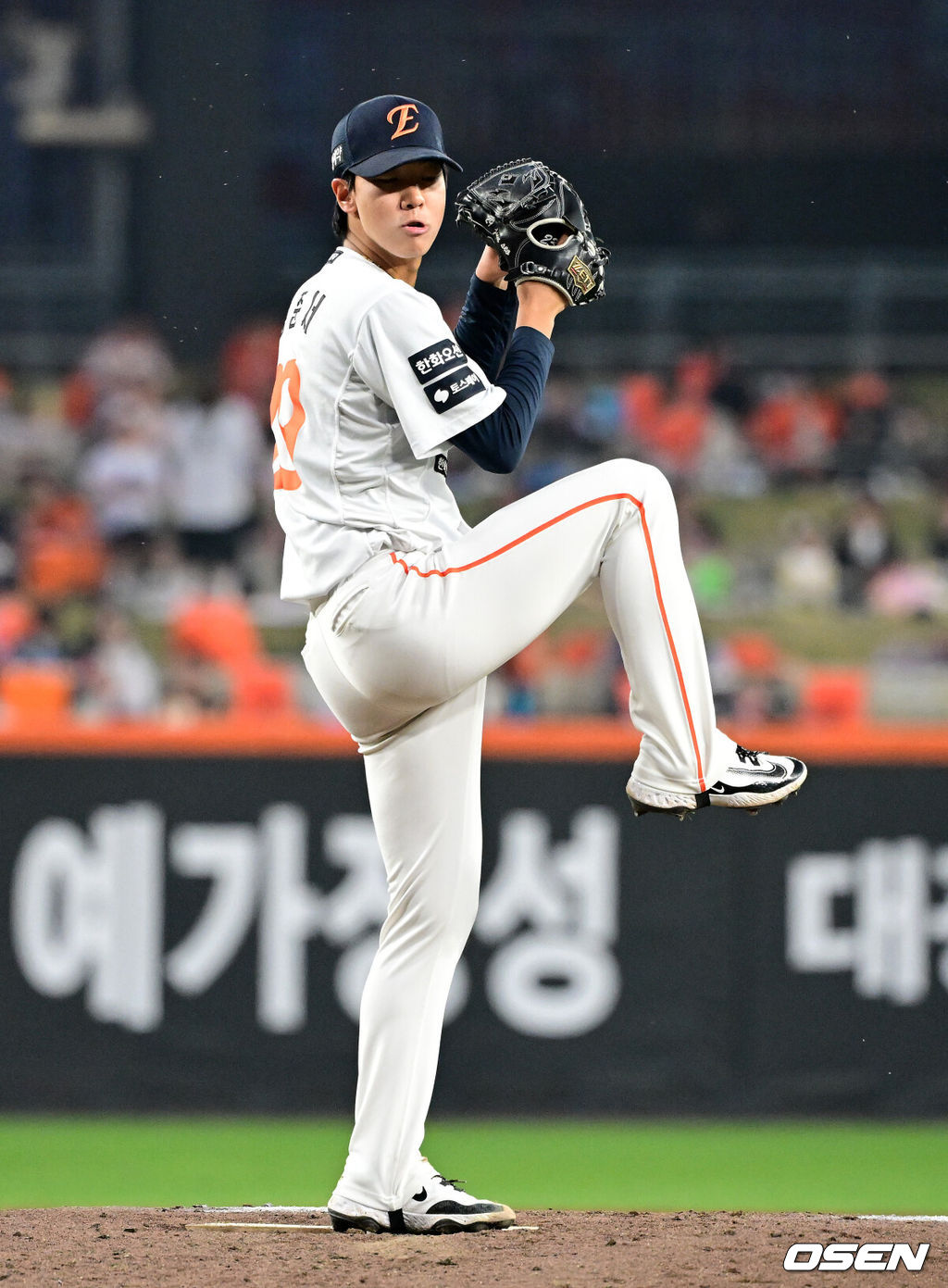 15일 대전 한화생명 볼파크에서 2026 신한 SOL KBO리그 한화 이글스와 삼성 라이온즈의 경기가 열렸다.4연패 중인 한화는 윌켈 에르난데스, 5연승을 노리는 삼성은 양창섭이 선발로 나섰다. 2회초 한화 황준서가 역투하고 있다. 2026.04.15 / jpnews@osen.co.kr