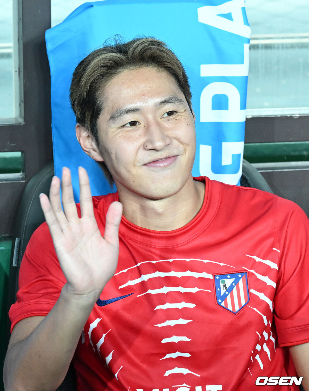 이강인(25, ATM)이 아틀레티코 마드리드에서 화려한 데뷔전을 펼쳤다. 아틀레티코 마드리드는 9일 오후 8시 서울월드컵경기장에서 개최된 ‘2026 쿠팡플레이 시리즈’ 친선전에서 맨체스터 시티(이하 맨시티)를 상대로 1-3으로 역전패했다. 맨시티 공격수 오마르 마르무시가 두 골을 몰아쳐 승리의 주역이 됐다.경기에 앞서 아틀레티코 마드리드 이강인이 취재진을 향해 인사를 하고 있다. 2026.08.09 /sunday@osen.co.kr