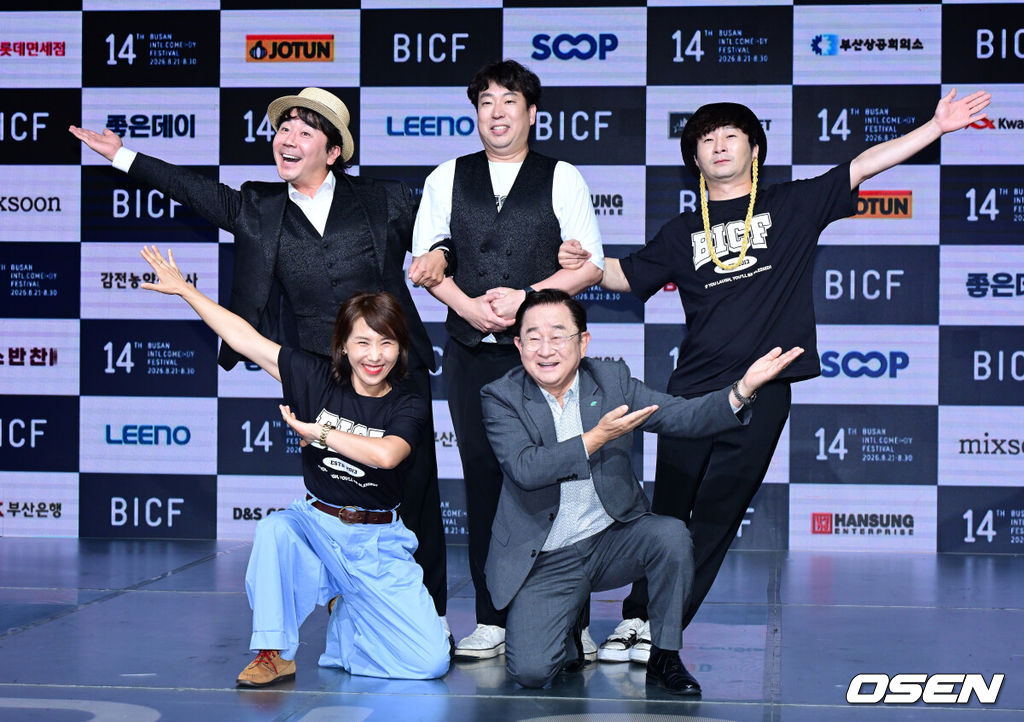 제14회 부산국제코미디페스티벌(BICF, 이하 부코페) 기자회견이 24일 서울 마포구 상암동 쇼킹케이팝센터에서 열렸다.아시아 최초이자 최대 규모의 국제 코미디 축제인 '부코페'는 오는 8월 21일부터 30일까지 열흘간 부산 전역에서 개최된다. 올해로 14회를 맞는 만큼 더욱 풍성한 공연과 다채로운 프로그램으로 관객들을 만날 예정이다. '전유성 없는 전유성 쇼'의 이홍렬, 신봉선, 이재형, 한현민, 정진욱이 포토타임을 하고 있다. 2026.07.24 / jpnews@osen.co.kr