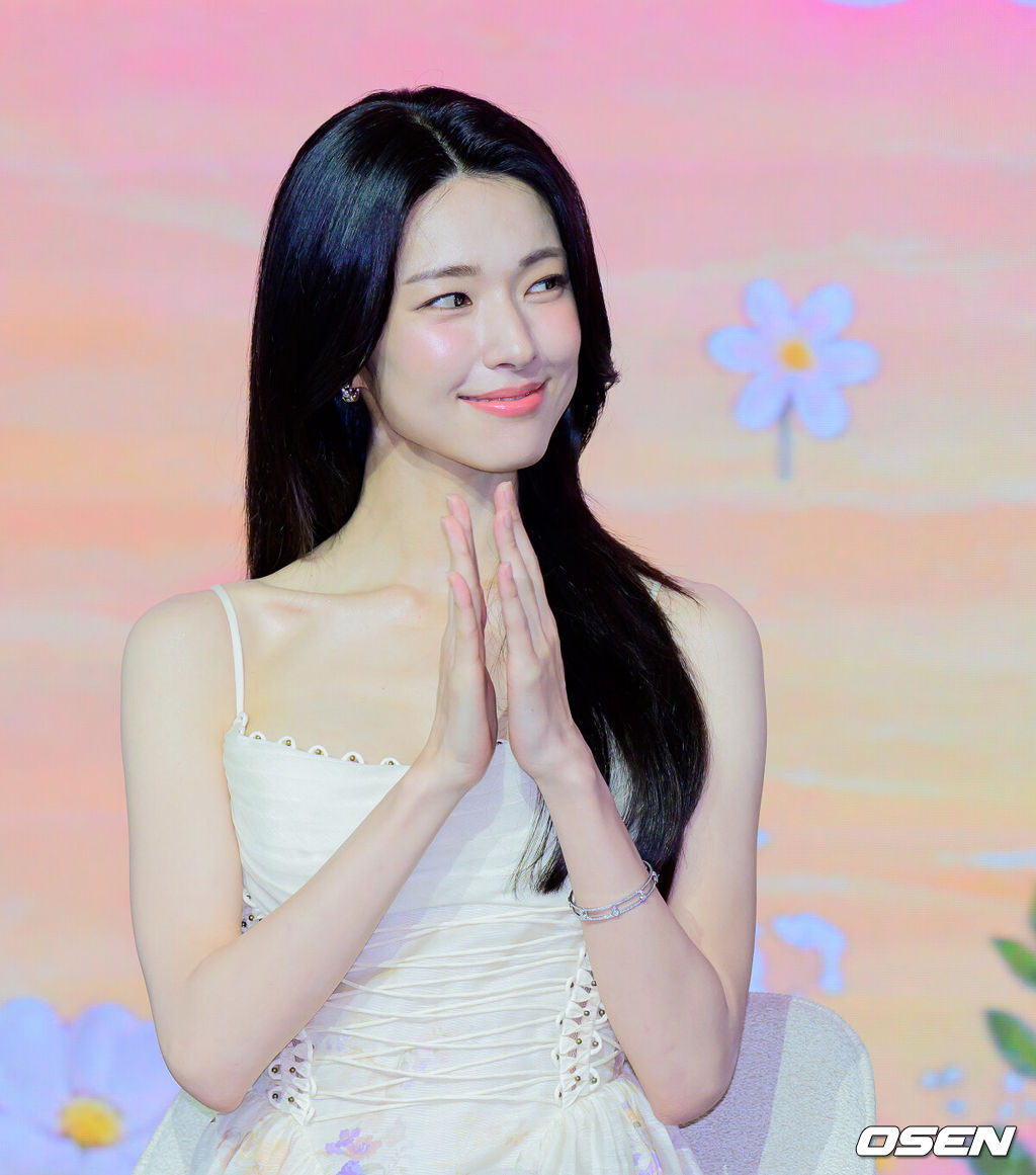 넷플릭스 시리즈 '이런 엿같은 사랑’ 제작발표회가 5일 서울 마포구 호텔 나루 서울에서 열렸다.'이런 엿같은 사랑' 은 기억상실에 걸린 검사 고은새(하영)와 자칭 남자친구라 우기는 복싱 코치 장태하(정해인)의 설렘 찐득한 동거 생활을 그린 로맨틱 코미디 다. 배우 하영이 간담회를 하고 있다. 2026.08.05 / jpnews@osen.co.kr