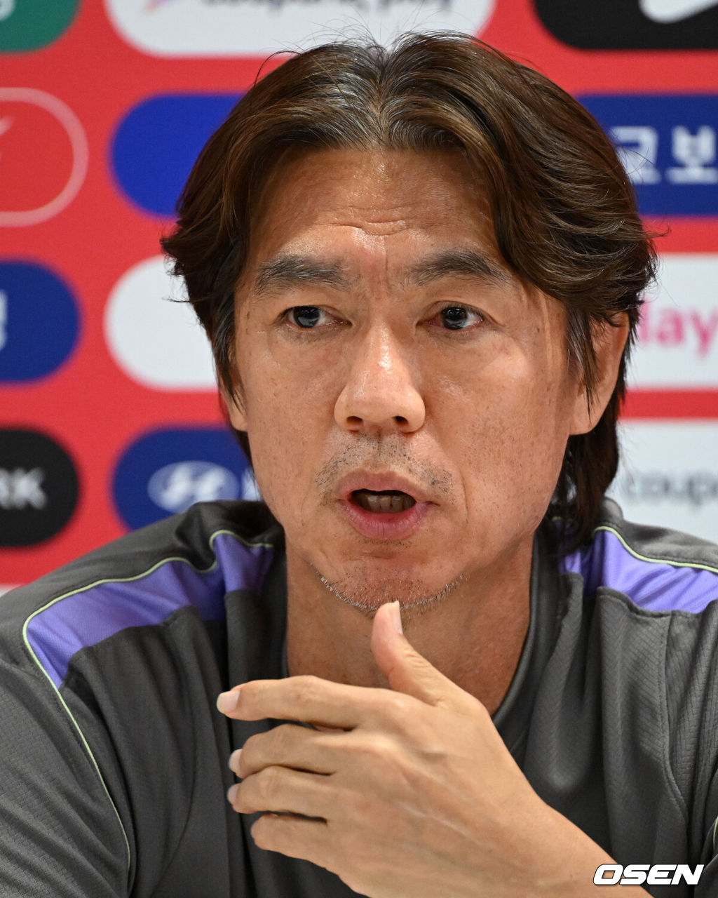 홍명보 감독이 이끄는 대한민국 축구국가대표팀이 26일(한국시각) 멕시코 과달라하라 인근 사포판의 치바스 베르데 바예에서 훈련을 진행했다.대한민국은 1승 2패(승점 3)로 조 3위에 머물렀다. 자력으로 32강에 오를 기회를 놓쳤고, 이제는 다른 조 경기 결과를 기다려야 하는 처지가 됐다.훈련에 앞서 대한민국 홍명보 감독이 인터뷰를 하고 있다. 2026.06.26 /sunday@osen.co.kr