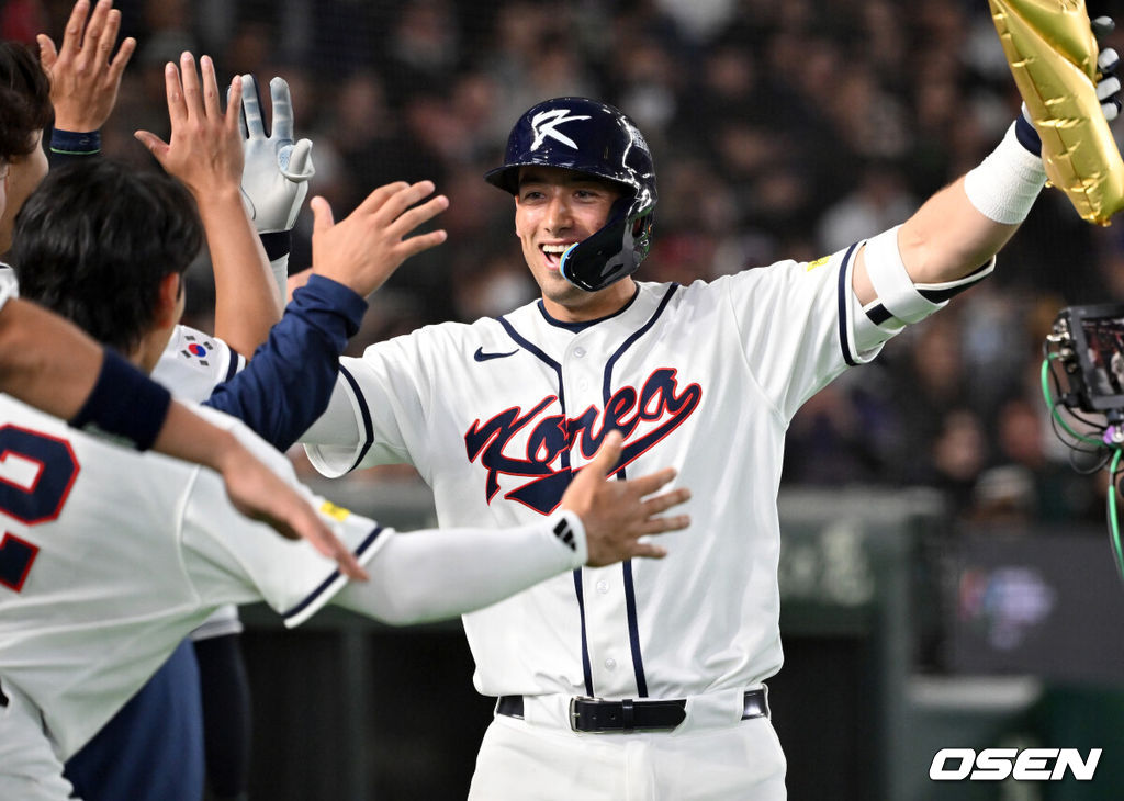 5일 일본 도쿄돔에서 월드베이스볼클래식(WBC) 조별리그 C조 한국과 체코의 경기가 열렸다.한국은 소형준, 체코는 다니엘 파디샥을 선발투수로 내세웠다.2006년 4강, 2009년 준우승을 차지한 경험이 있는 한국은 이후 3개 대회(2013년, 2017년, 2023년)에서 모두 8강 토너먼트 진출에 실패했다. 이번 대회에서는 17년 만에 본선 토너먼트 진출을 노린다.3회말 1사에서 한국 셰이 위트컴이 좌월 솔로 홈런을 치고 더그아웃에서 동료들과 환호하고 있다. 2026.03.05 /spjj@osen.co.kr