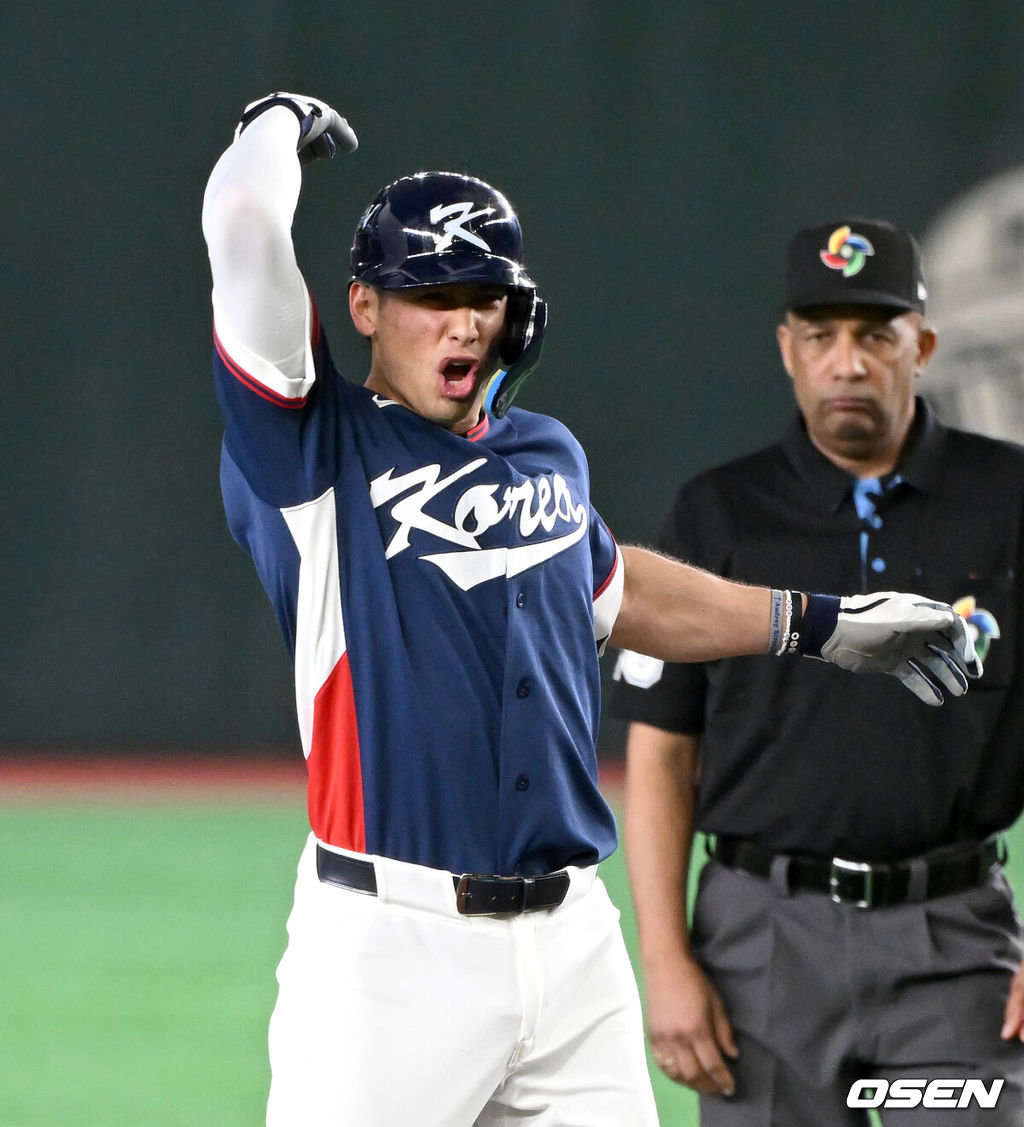 9일 일본 도쿄돔에서 월드베이스볼클래식(WBC) 조별리그 C조 한국과 호주의 경기가 열렸다.C조는 일본이 3승으로 조 1위를 확정, 8강에 진출했다. 호주가 2승 1패, 대만이 2승 2패, 한국이 1승 2패, 체코는 3패다.한국 WBC 대표팀이 8강에 진출하려면 호주에 2점 이하로 실점하면서 5점 차 이상으로 승리해야만 한다.8회초 무사에서 한국 셰이 위트컴이 좌전 2루타를 치고 환호하고 있다. 2026.03.09 /spjj@osen.co.kr