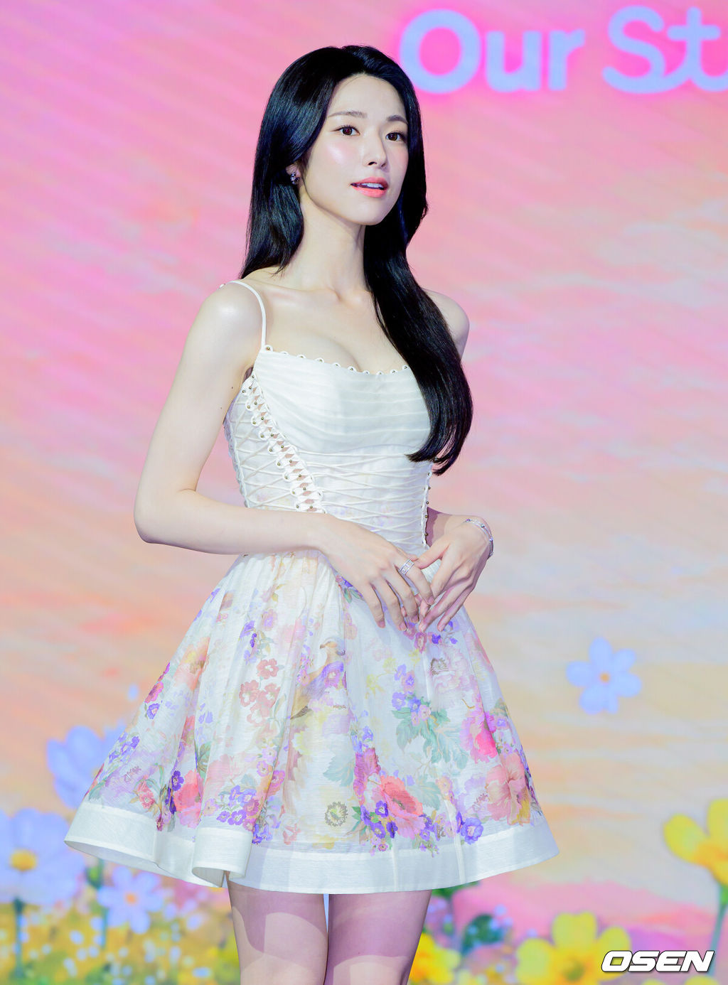 넷플릭스 시리즈 '이런 엿같은 사랑’ 제작발표회가 5일 서울 마포구 호텔 나루 서울에서 열렸다.'이런 엿같은 사랑' 은 기억상실에 걸린 검사 고은새(하영)와 자칭 남자친구라 우기는 복싱 코치 장태하(정해인)의 설렘 찐득한 동거 생활을 그린 로맨틱 코미디 다. 배우 하영이 포토타임을 준비하고 있다. 2026.08.05 / jpnews@osen.co.kr