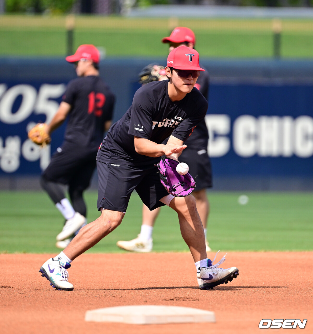 11일 광주-기아 챔피언스필드에서 2026 신한 SOL KBO리그 KIA 타이거즈와 삼성 라이온즈의 경기가 열렸다.KIA는 아담 올러, 삼성은 크리스 페덱을 선발로 내세웠다.경기에 앞서 KIA 김도영이 훈련을 하고 있다. 2026.08.11 / jpnews@osen.co.kr