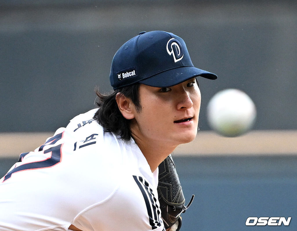 26일 서울 잠실야구장에서 2026 신한 SOL KBO리그 두산 베어스와 삼성 라이온즈의 경기가 열렸다.이날 두산은 곽빈, 삼성은 오스틴 보스를 선발로 내세웠다.1회초 무사에서 두산 선발투수 곽빈이 역투하고 있다. 2026.07.26 /sunday@osen.co.kr