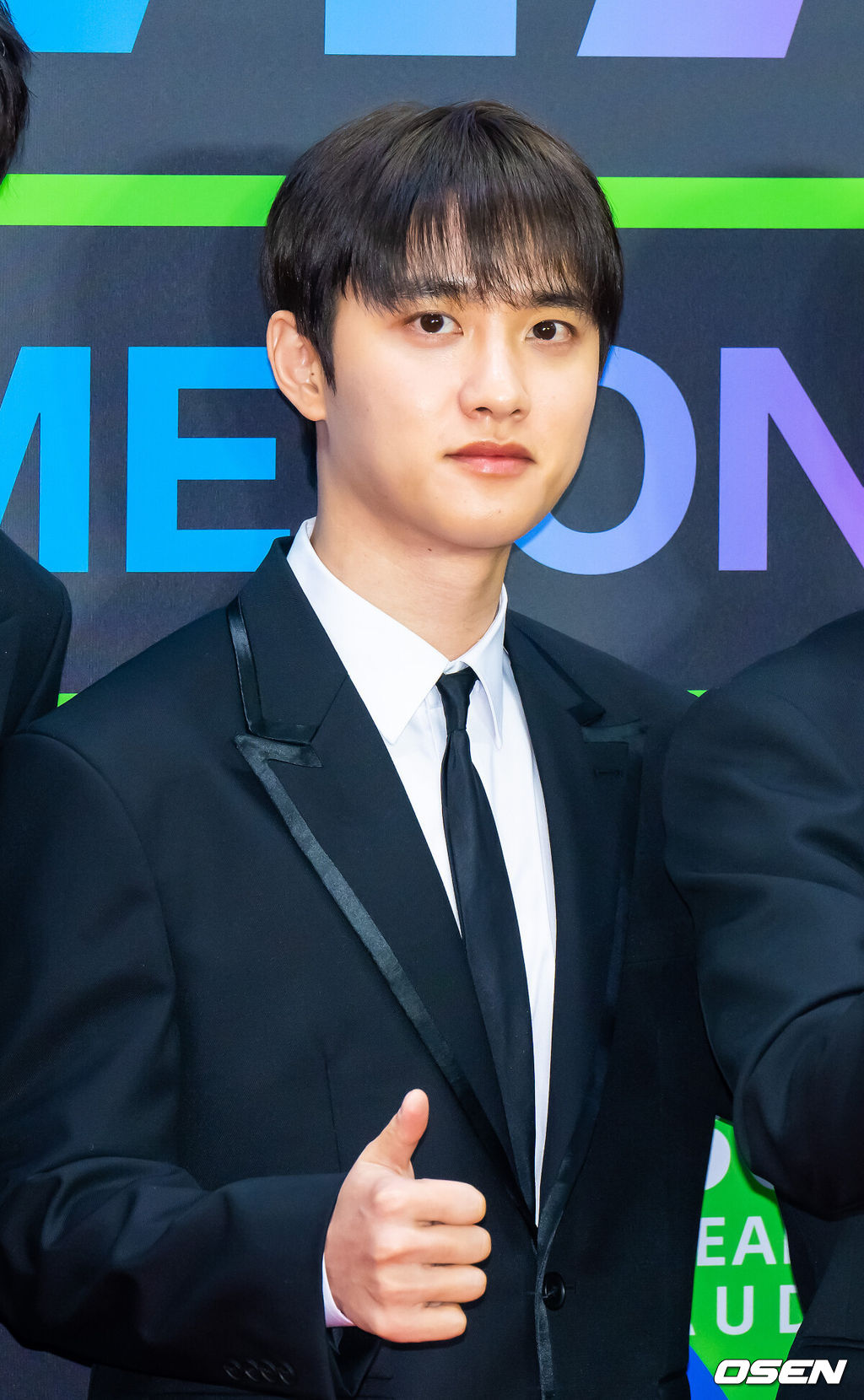2025 멜론뮤직어워드(MMA2025)가 20일 오후 서울 고척스카이돔에서 진행됐다. 이날 행사에는 지드래곤(G-DRAGON), 박재범, 10CM, 지코, 엑소(EXO), 우즈(WOODZ), 제니(JENNIE), 에스파(aespa), 아이브(IVE), 한로로, 보이넥스트도어(BOYNEXTDOOR), 라이즈(RIIZE), 플레이 브(PLAVE), 엔시티 위시(NCT WISH), 아일릿(ILLIT), 하츠투하츠(Hearts2Hearts), 키키(Kiki), 올데 이 프로젝트(ALLDAY PROJECT), 아이딧(IDID), 알파드라이브원(ALPHA DRIVE ONE) 등 초호화 아티스트 라인업으로 꾸려졌다. 그룹 엑소 도경수가 포즈를 취하고 있다.   2025.12.20 / soul1014@osen.co.kr