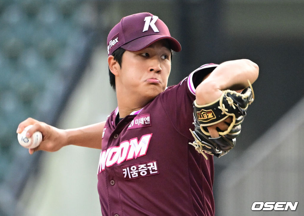 28일 서울 잠실야구장에서 2026 신한 SOL KBO리그 LG 트윈스와 키움 히어로즈의 경기가 열렸다.이날 LG는 톨허스트, 키움은 전준표를 선발로 내세웠다.1회말 키움 전준표가 역투하고 있다. 2026.07.28 /cej@osen.co.kr
