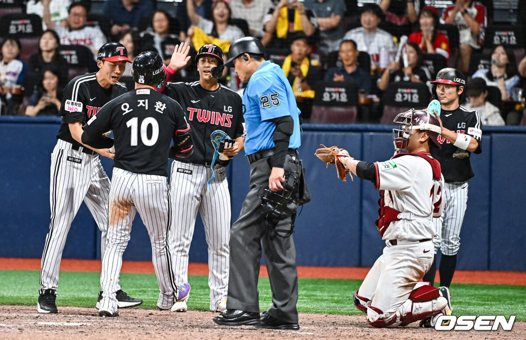 11일 오후 서울 고척스카이돔에서 2026 신한 SOL KBO리그 키움 히어로즈와 LG 트윈스의 경기가 진행됐다.이날 경기에는 키움은 안우진을, LG는 카라스코를 선발투수로 내세웠다.9회초 2사 1,2루 LG 오지환이 3점 홈런을 날린뒤 홈을 밟고 있다.   2026.08.11 / soul1014@osen.co.kr