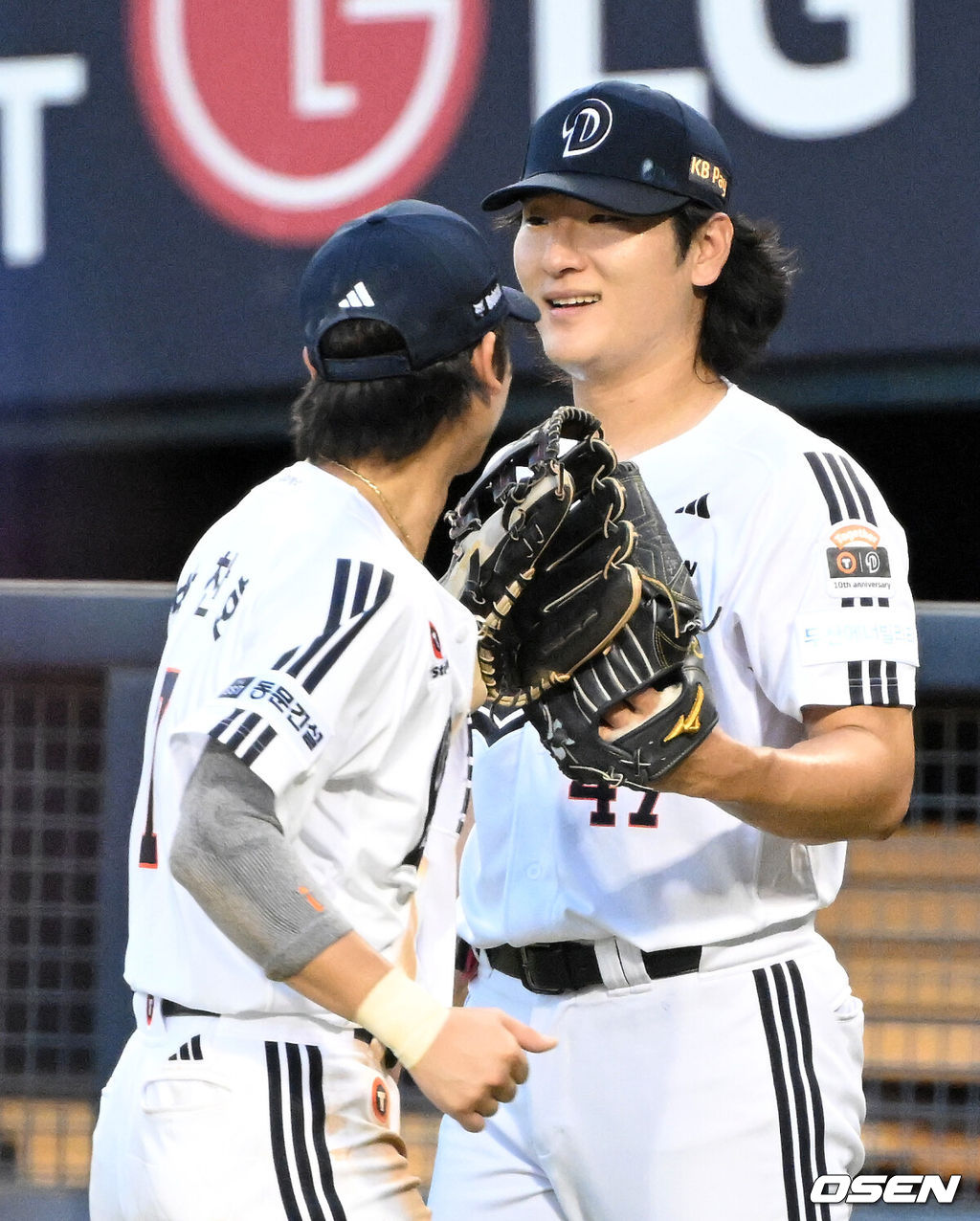 26일 서울 잠실야구장에서 2026 신한 SOL KBO리그 두산 베어스와 삼성 라이온즈의 경기가 열렸다.이날 두산은 곽빈, 삼성은 오스틴 보스를 선발로 내세웠다.6회초 2사에서 두산 곽빈이 삼성 최형우를 삼진으로 처리하고 미소짓고 있다. 2026.07.26 /sunday@osen.co.kr
