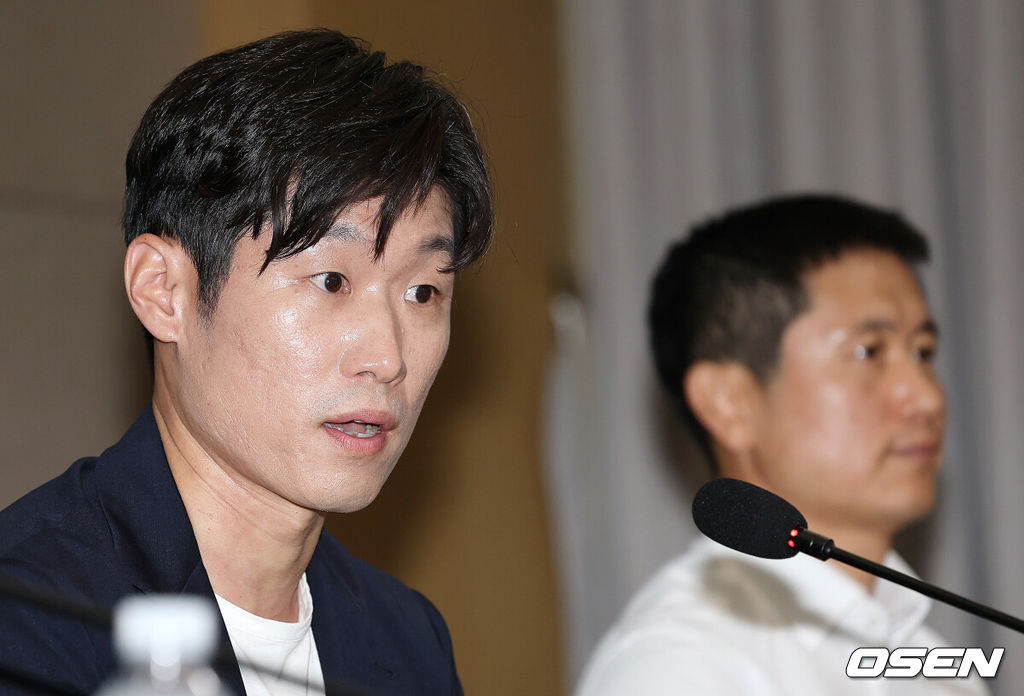 6일 오후 서울 올림픽파크텔에서 K-축구 혁신위원회 출범식이 열렸다.최휘영 문체부 장관과 박지성 FIFA 위원이 공동위원장을 맡고 축구·체육계 인사들이 참여하는 혁신위원회는 한국 축구의 구조적 문제를 진단하고 거버넌스 개선, 유소년 육성, 첨단 기술 도입 등 중장기 발전 방안을 마련할 계획이다.박지성 공동위원장, 이영표 해설위원이 참석하고 있다. 2026.07.06 /sunday@osen.co.kr