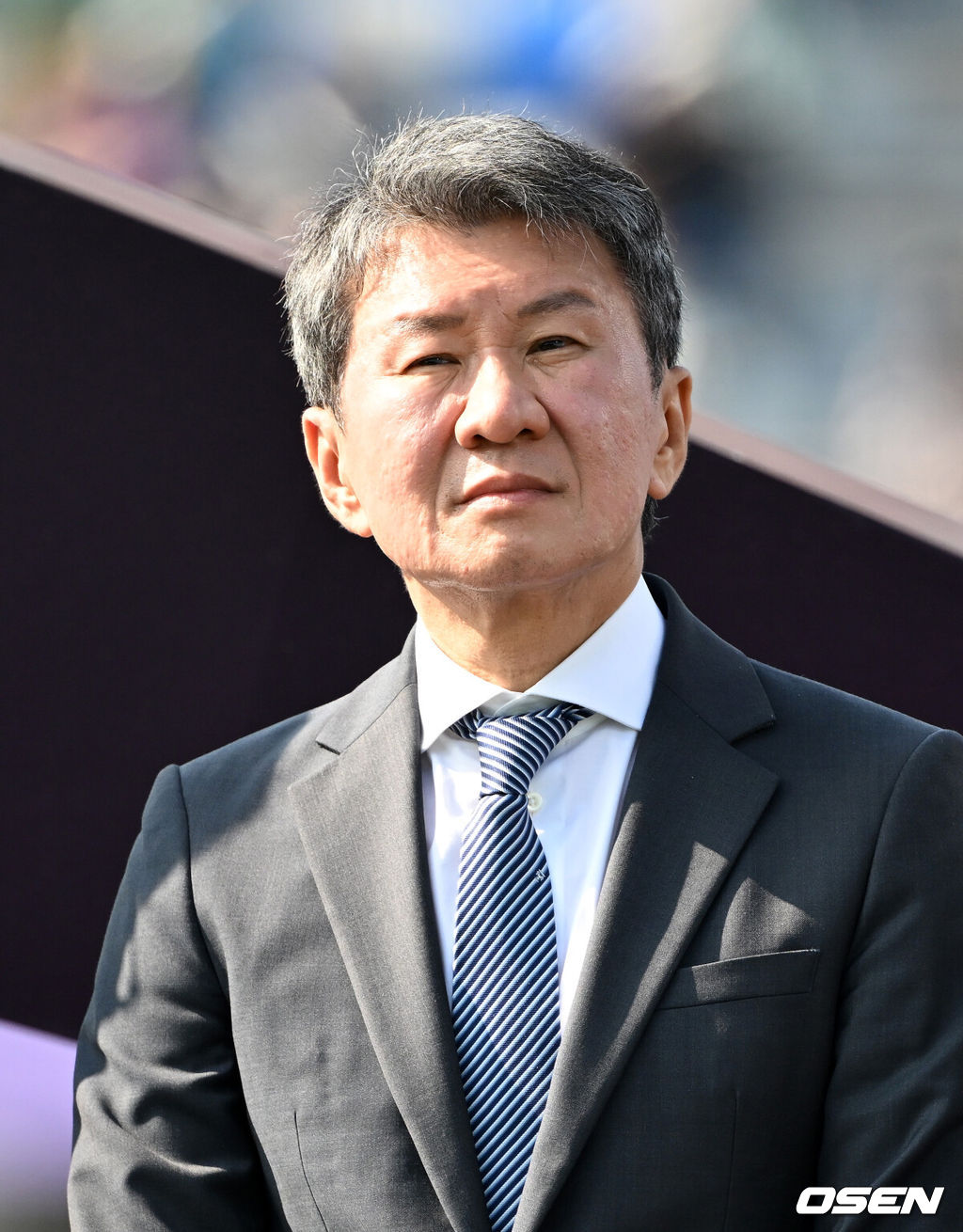 우승컵도, 100만 달러(약 15억 원) 우승 상금도 북한 내고향여자축구단 차지가 됐다. 논란 속 한국에서 열린 결승전에서 내고향은 일본 도쿄 베르디 벨레자를 꺾고 아시아 정상에 올랐다. 경기장 분위기 역시 마지막까지 씁쓸함을 남겼다.내고향은 23일 오후 수원종합운동장에서 열린 2025-2026 아시아축구연맹(AFC) 여자 챔피언스리그(AWCL) 결승전에서 도쿄 베르디를 1-0으로 꺾고 우승을 차지했다. 이날 공식 관중은 2670명이었다.경기 종료 후 정몽규 대한축구협회 회장이 시상식에 참석하고 있다. 2026.05.23 /sunday@osen.co.kr