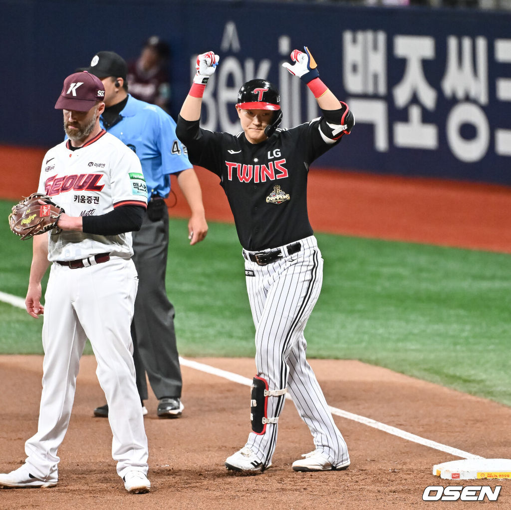 11일 오후 서울 고척스카이돔에서 2026 신한 SOL KBO리그 키움 히어로즈와 LG 트윈스의 경기가 진행됐다.이날 경기에는 키움은 안우진을, LG는 카라스코를 선발투수로 내세웠다.1회초 2사 3루 LG 문정빈이 1타점 적시타를 날린뒤 세리머니를 하고 있다. 2026.08.11 / soul1014@osen.co.kr