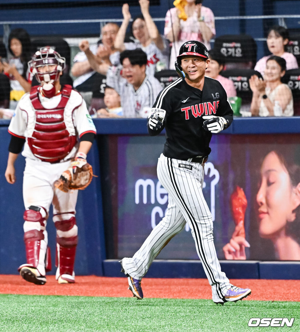 11일 오후 서울 고척스카이돔에서 2026 신한 SOL KBO리그 키움 히어로즈와 LG 트윈스의 경기가 진행됐다.이날 경기에는 키움은 안우진을, LG는 카라스코를 선발투수로 내세웠다.8회초 1사 3루 LG 구본혁의 타석때 3루 주자 오지환이 폭투를 틈타 득점한뒤 미소 짓고 있다. 2026.08.11 / soul1014@osen.co.kr