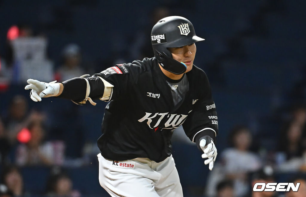 11일 창원NC파크에서 2026 신한 SOL KBO 리그 NC 다이노스와 KT 위즈의 경기가 열렸다. 홈팀 NC는 라일리가, 방문팀 KT는 로건이 선발 출전했다. KT 위즈 최원준이 9회초 2사 만루 우익수 앞 역전 2타점 안타를 치고 세리머니를 하고 있다. 2026.08.11 / foto0307@osen.co.kr